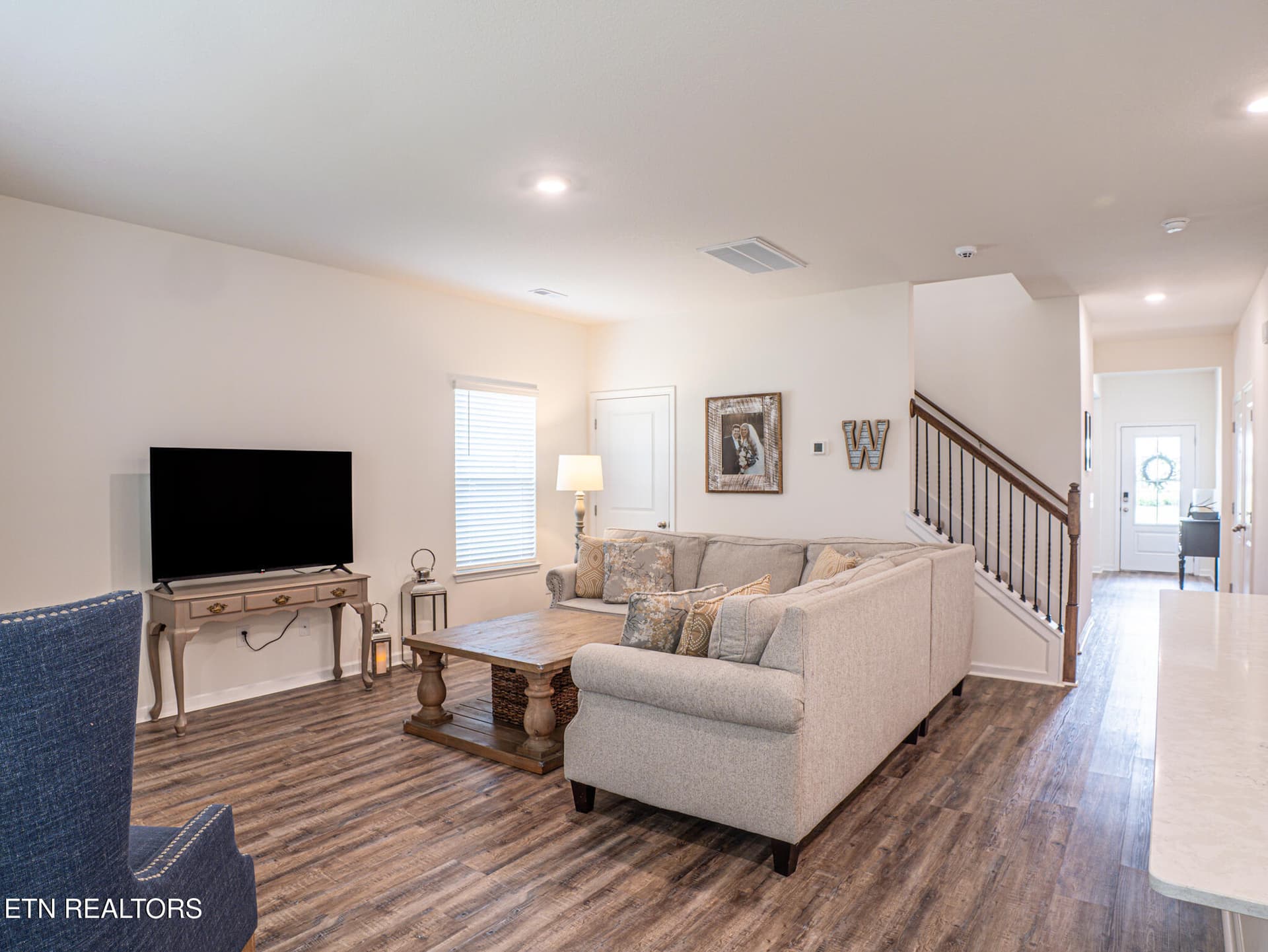 Living - 142 Thistle Drive, Bluff City, TN 37618