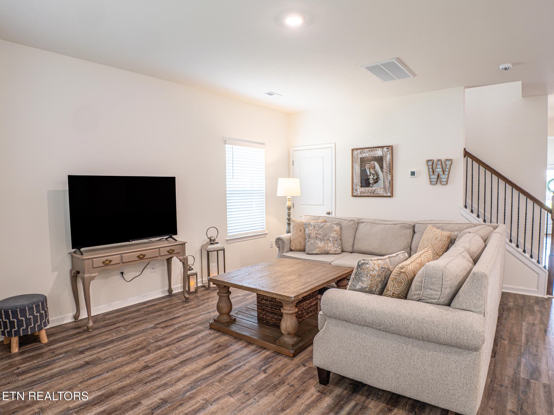 Living - 142 Thistle Drive, Bluff City, TN 37618