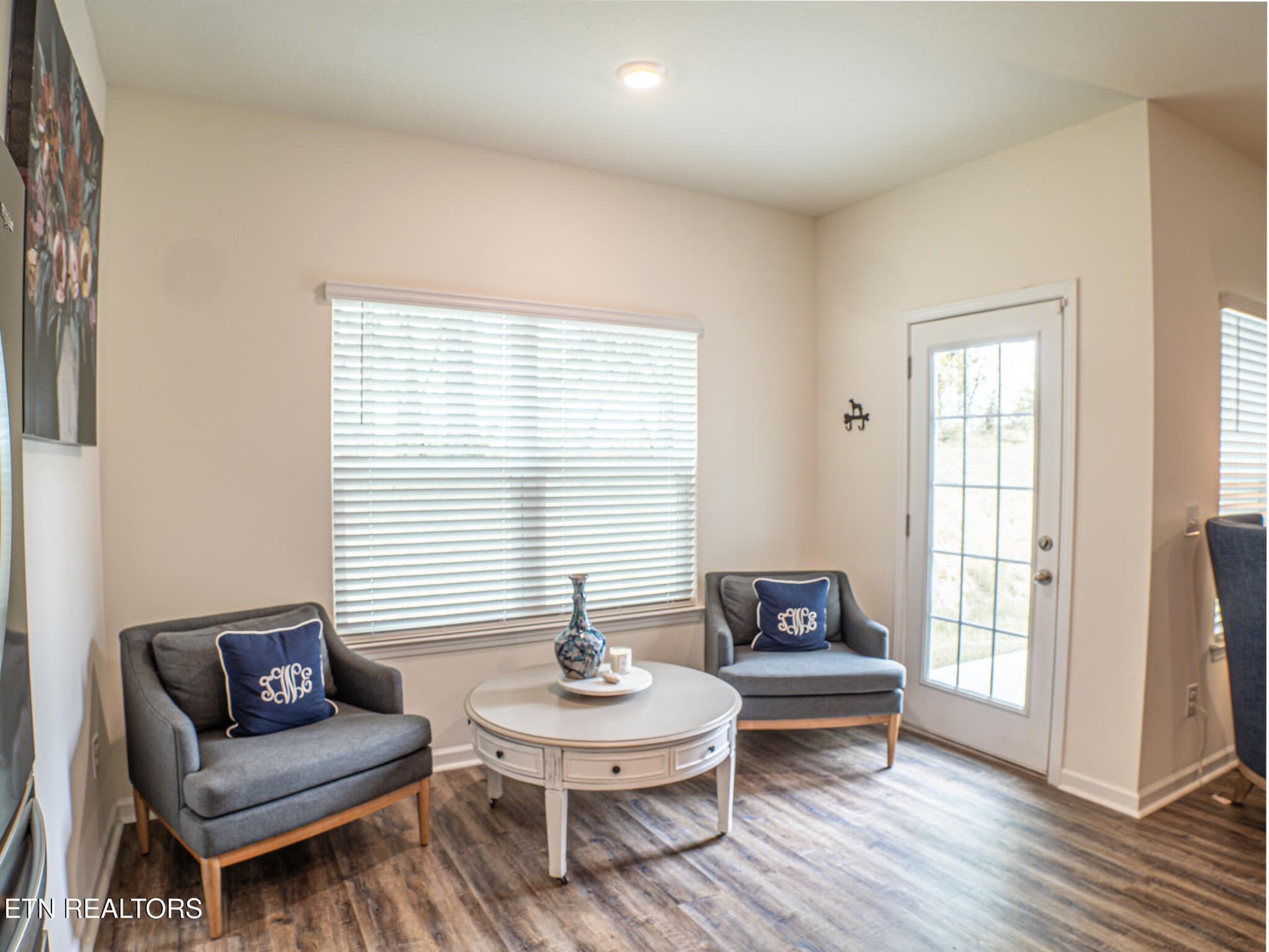 Coffee Sitting Nook - 142 Thistle Drive, Bluff City, TN 37618