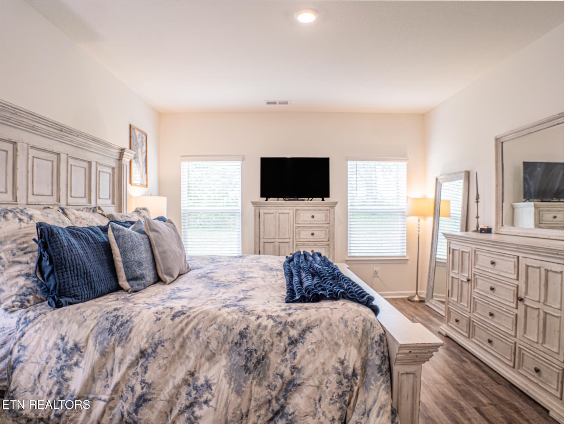Main Level Owner's Ensuite - 142 Thistle Drive, Bluff City, TN 37618