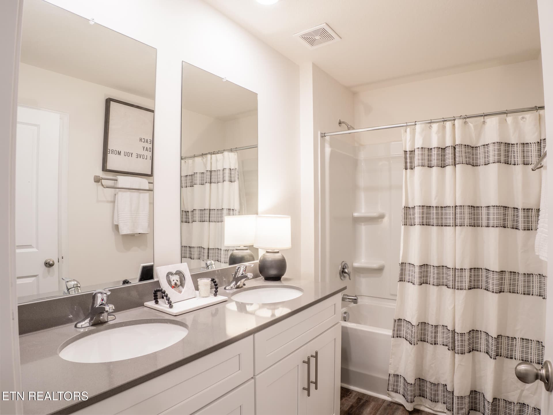Full Hall Bath - 142 Thistle Drive, Bluff City, TN 37618