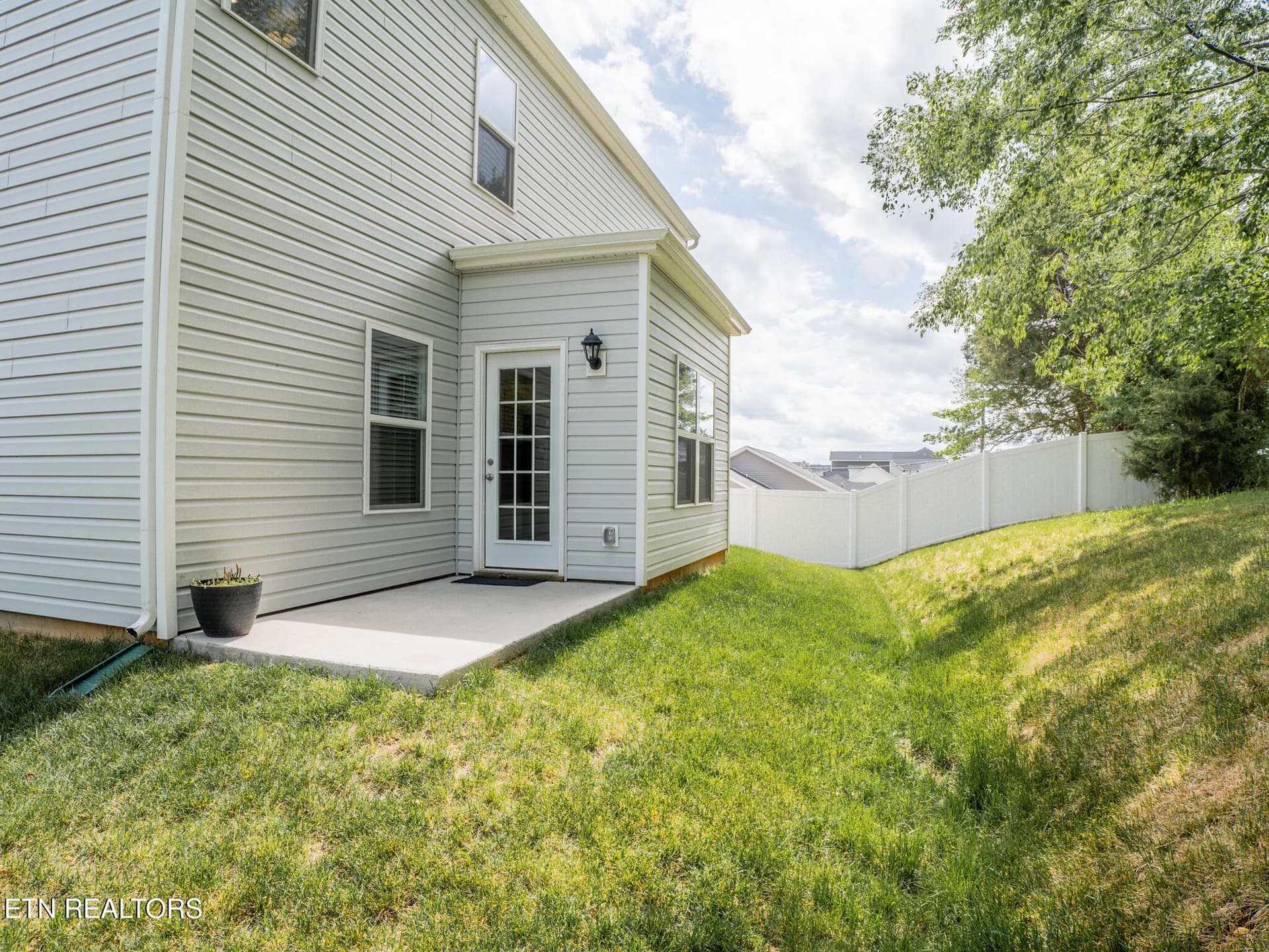 Back Patio - 142 Thistle Drive, Bluff City, TN 37618