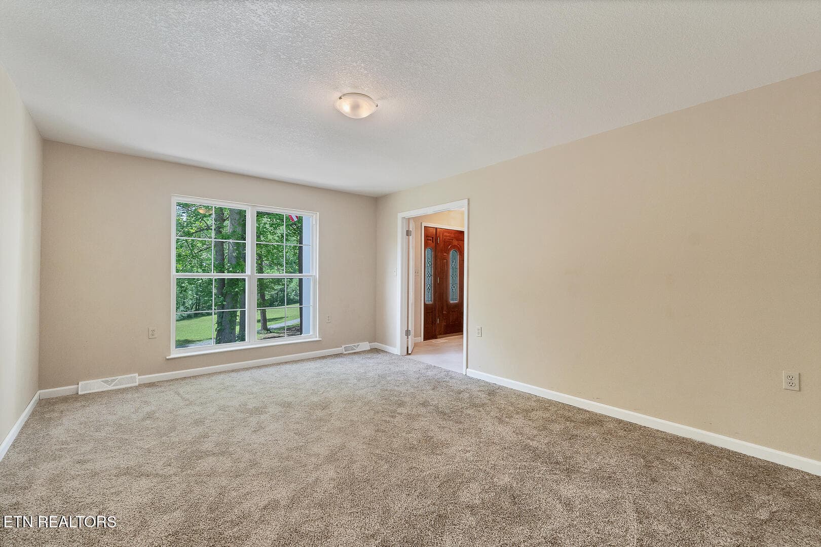 Formal LR - 6842 Four Mile Rd, Maryville, TN 37803