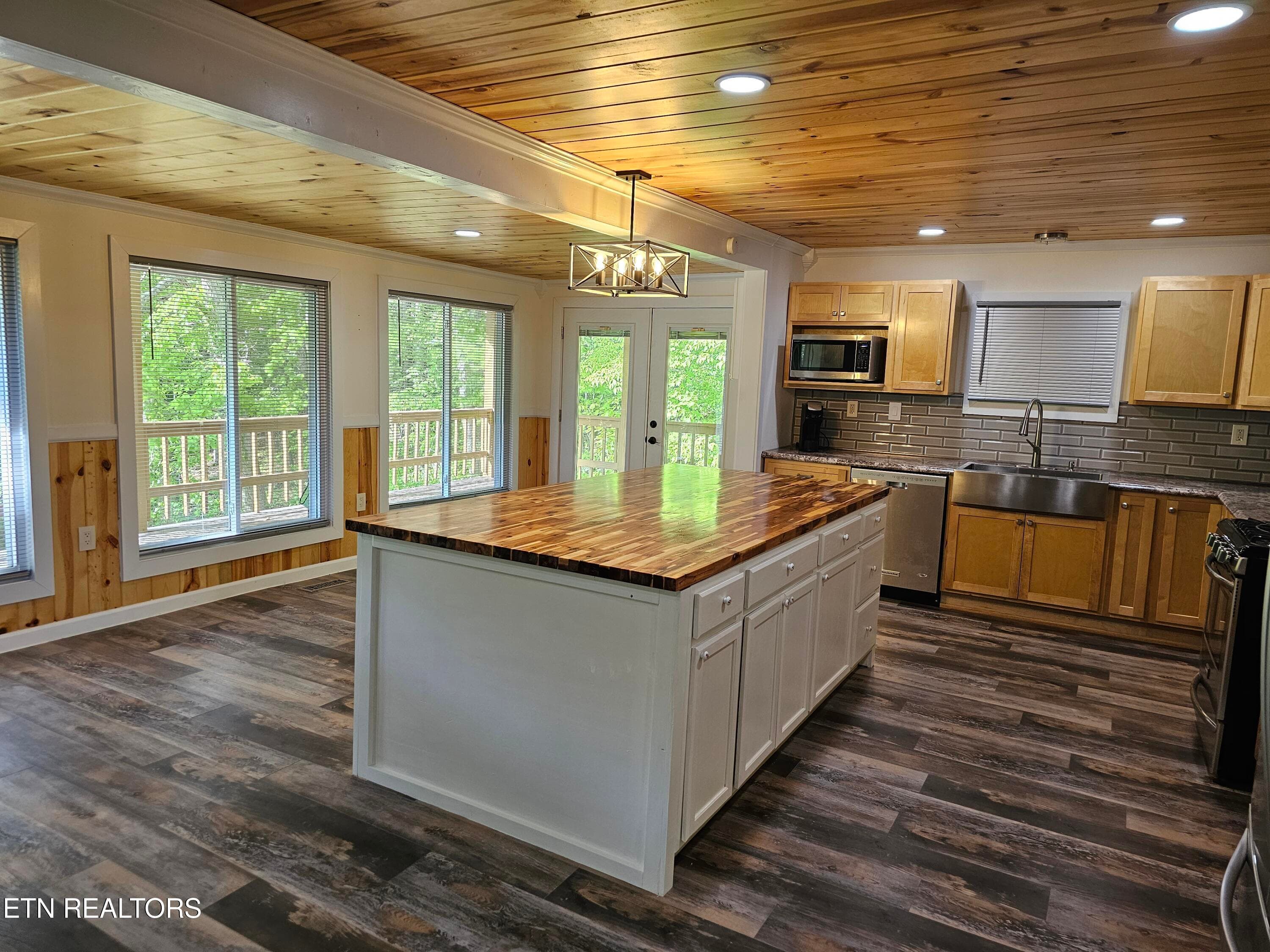 Custom Island - 355 Eli Lane, Oneida, TN 37841