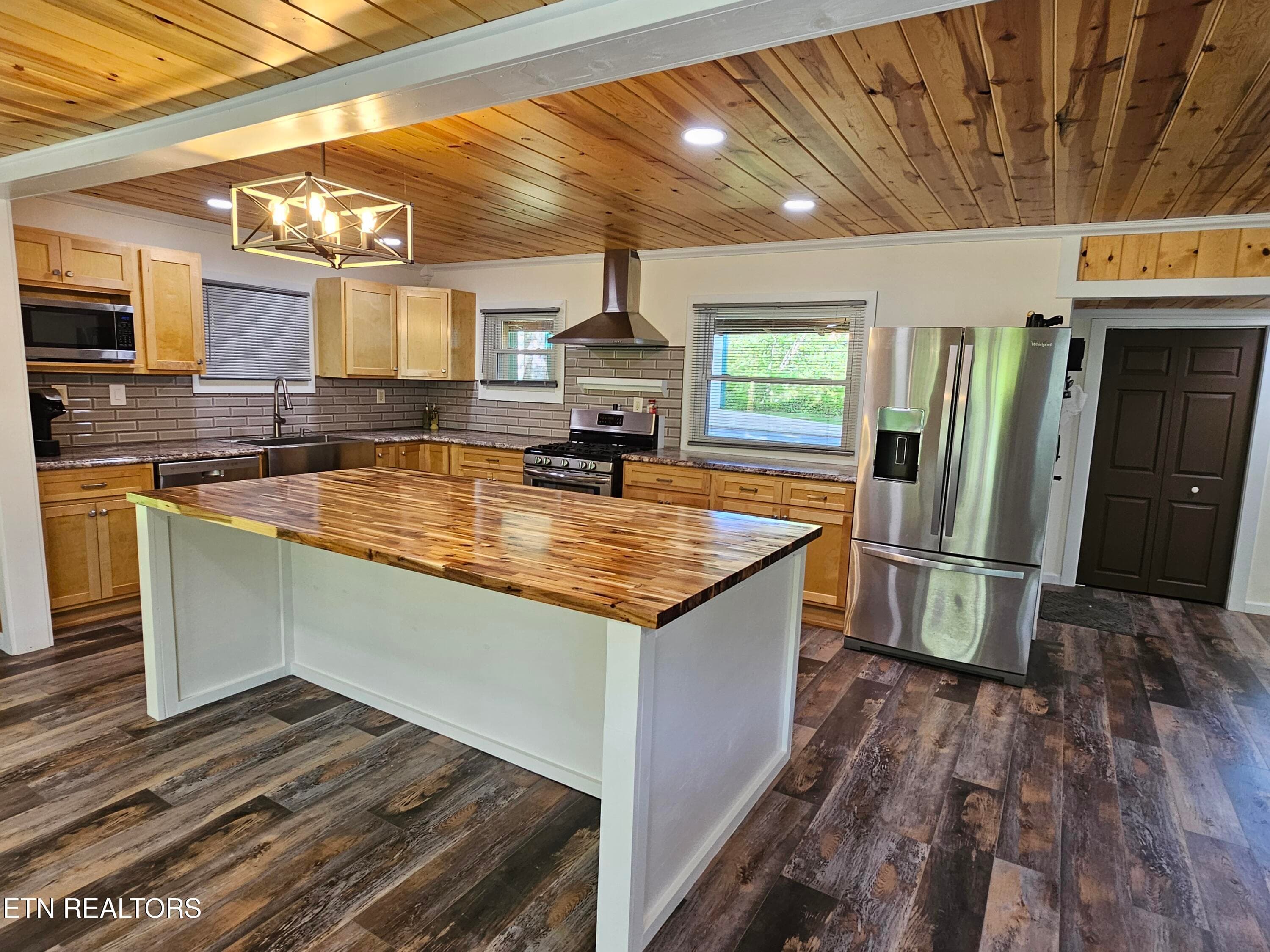 Island Seating - 355 Eli Lane, Oneida, TN 37841