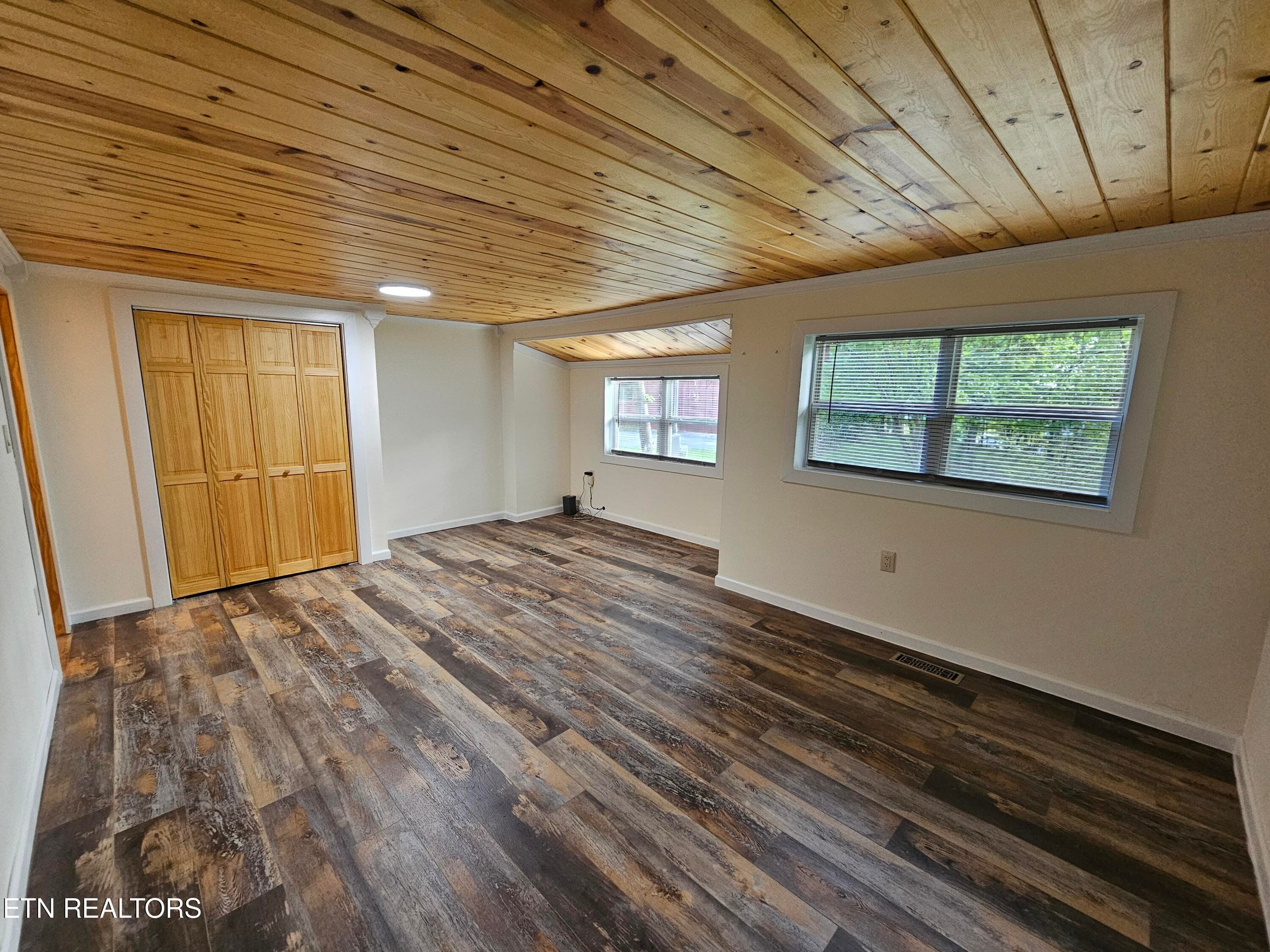 Guest BR - 355 Eli Lane, Oneida, TN 37841