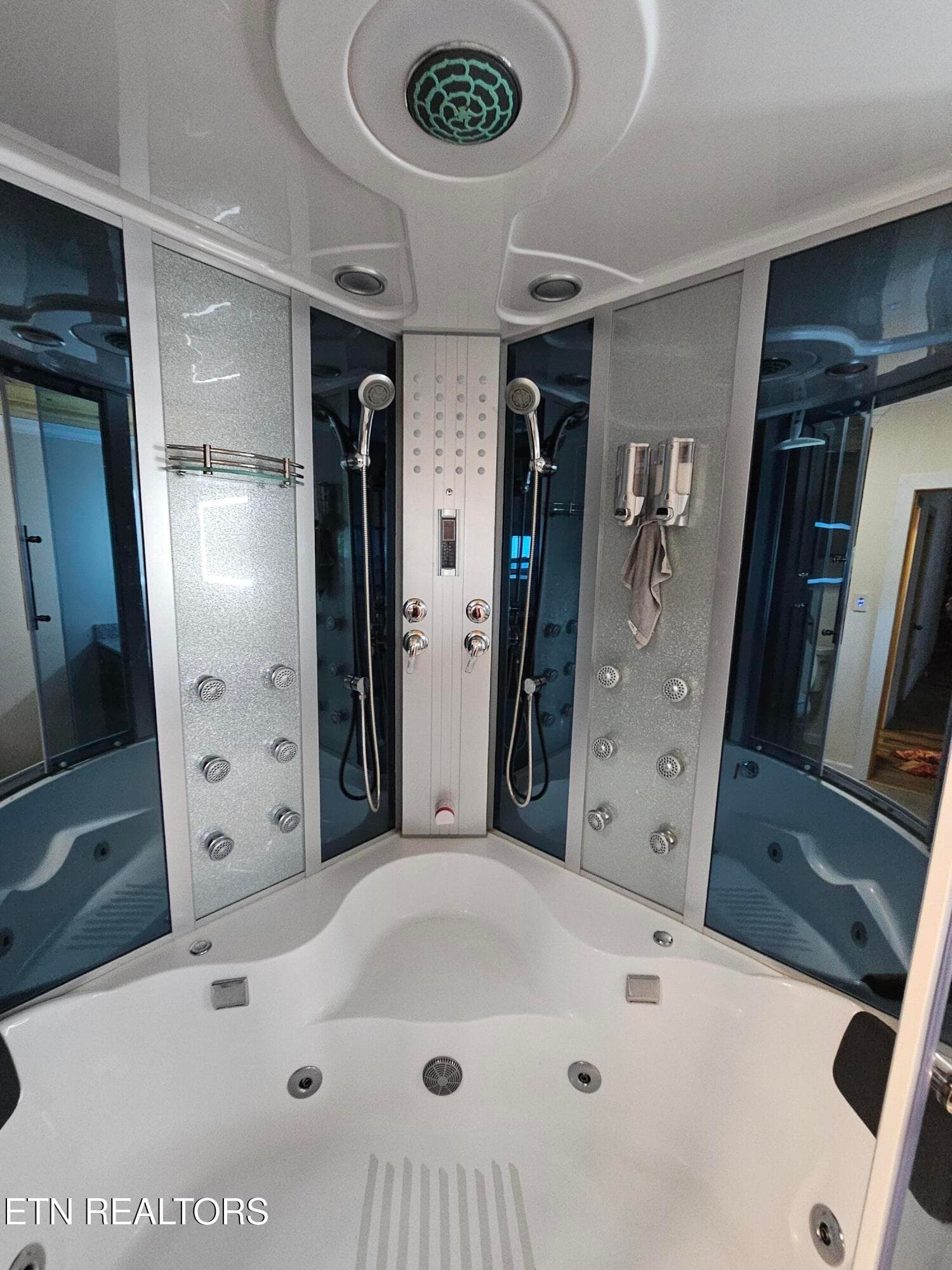 Steam Shower-Jetted Tub - 355 Eli Lane, Oneida, TN 37841