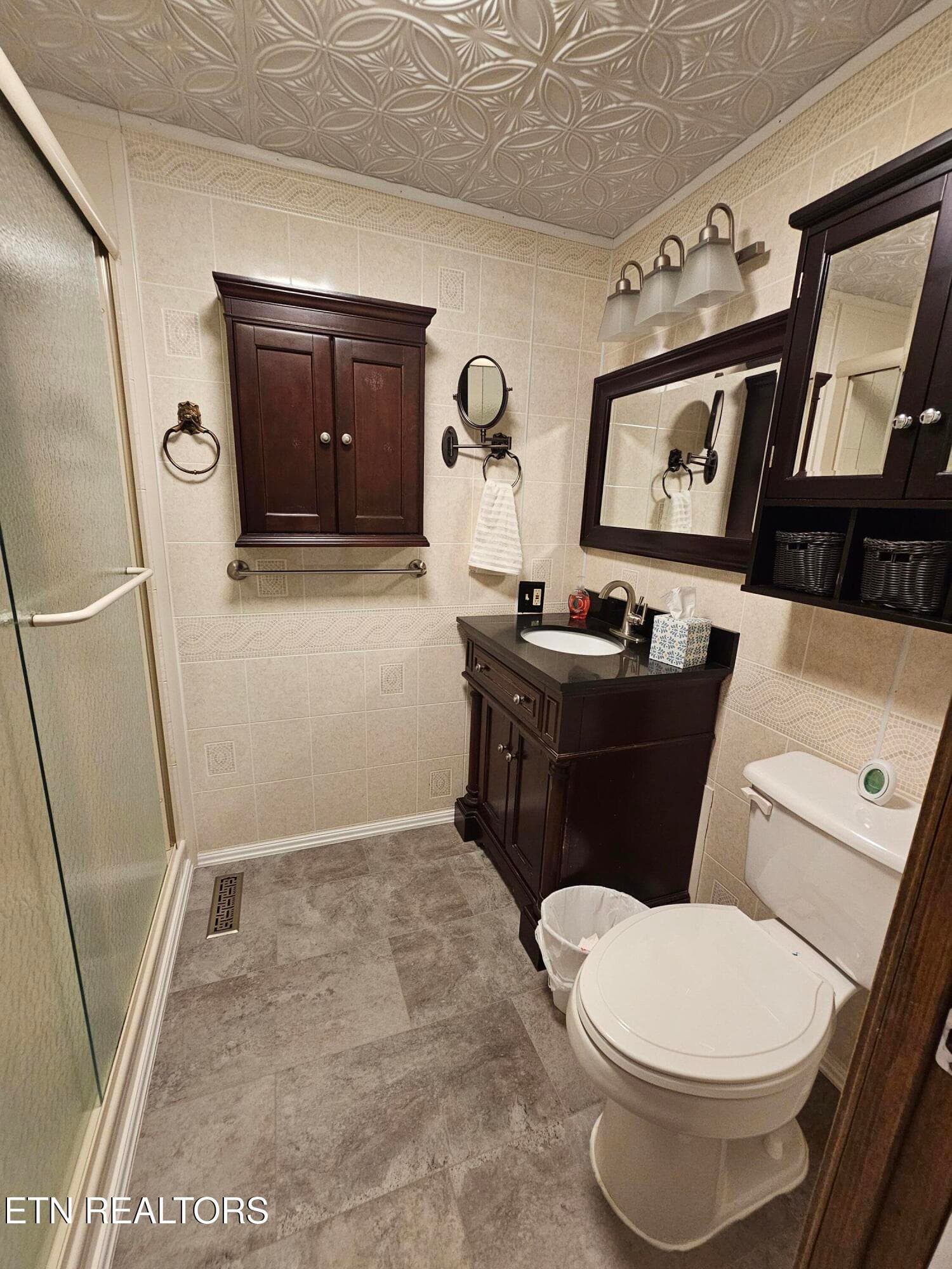 Guest Bath - 355 Eli Lane, Oneida, TN 37841