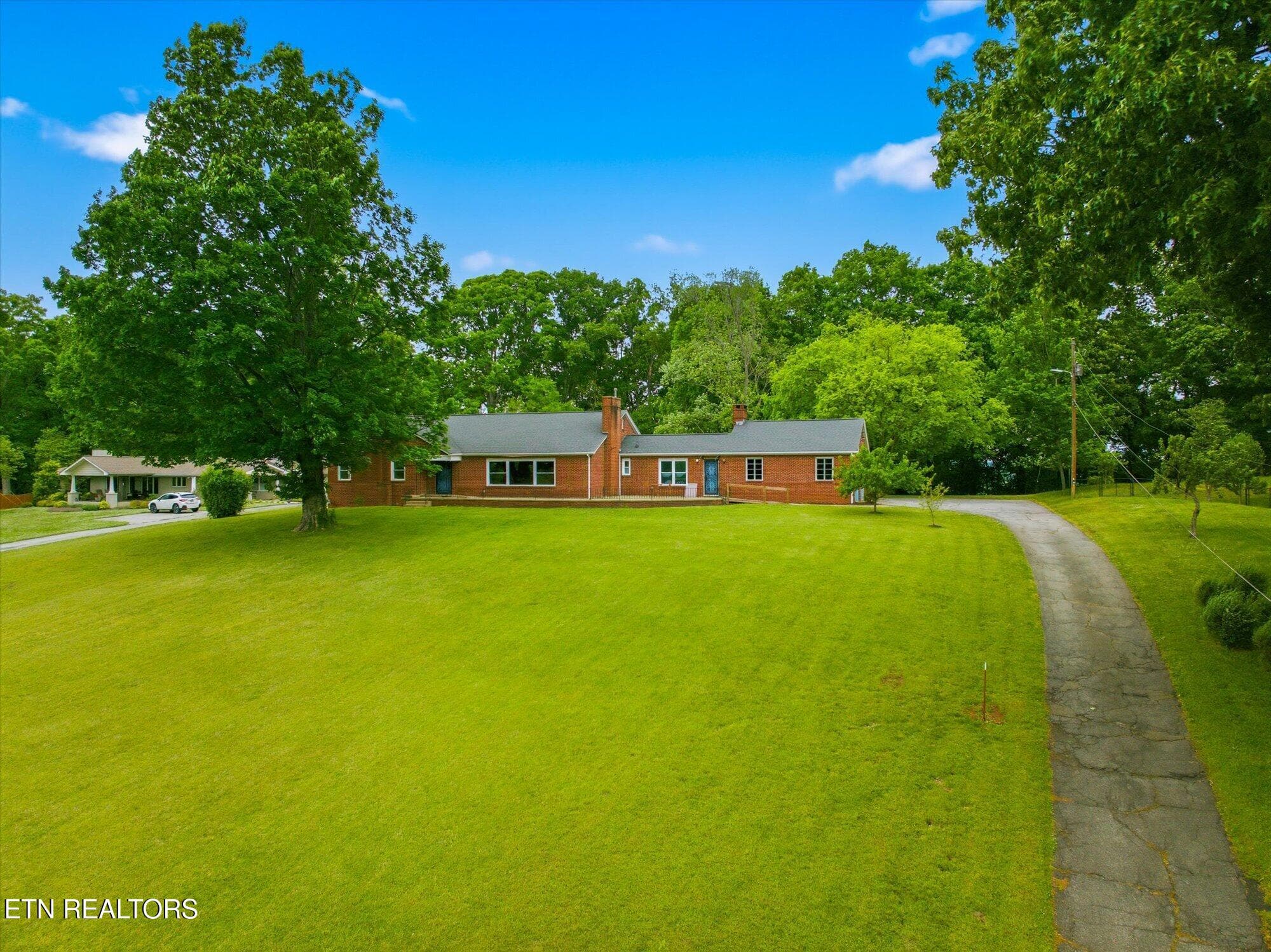 Driveway - 5215 E Sunset Rd, Knoxville, TN 37914, Knoxville