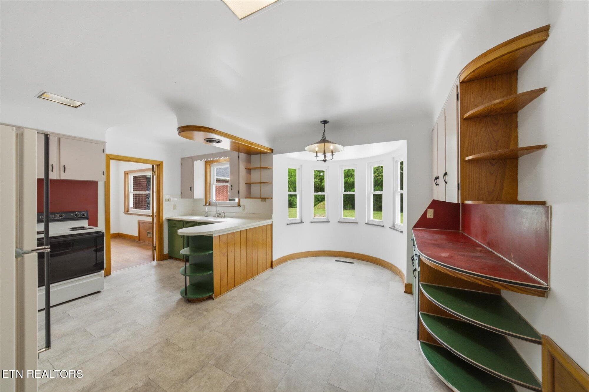 Kitchen - 5215 E Sunset Rd, Knoxville, TN 37914, Knoxville