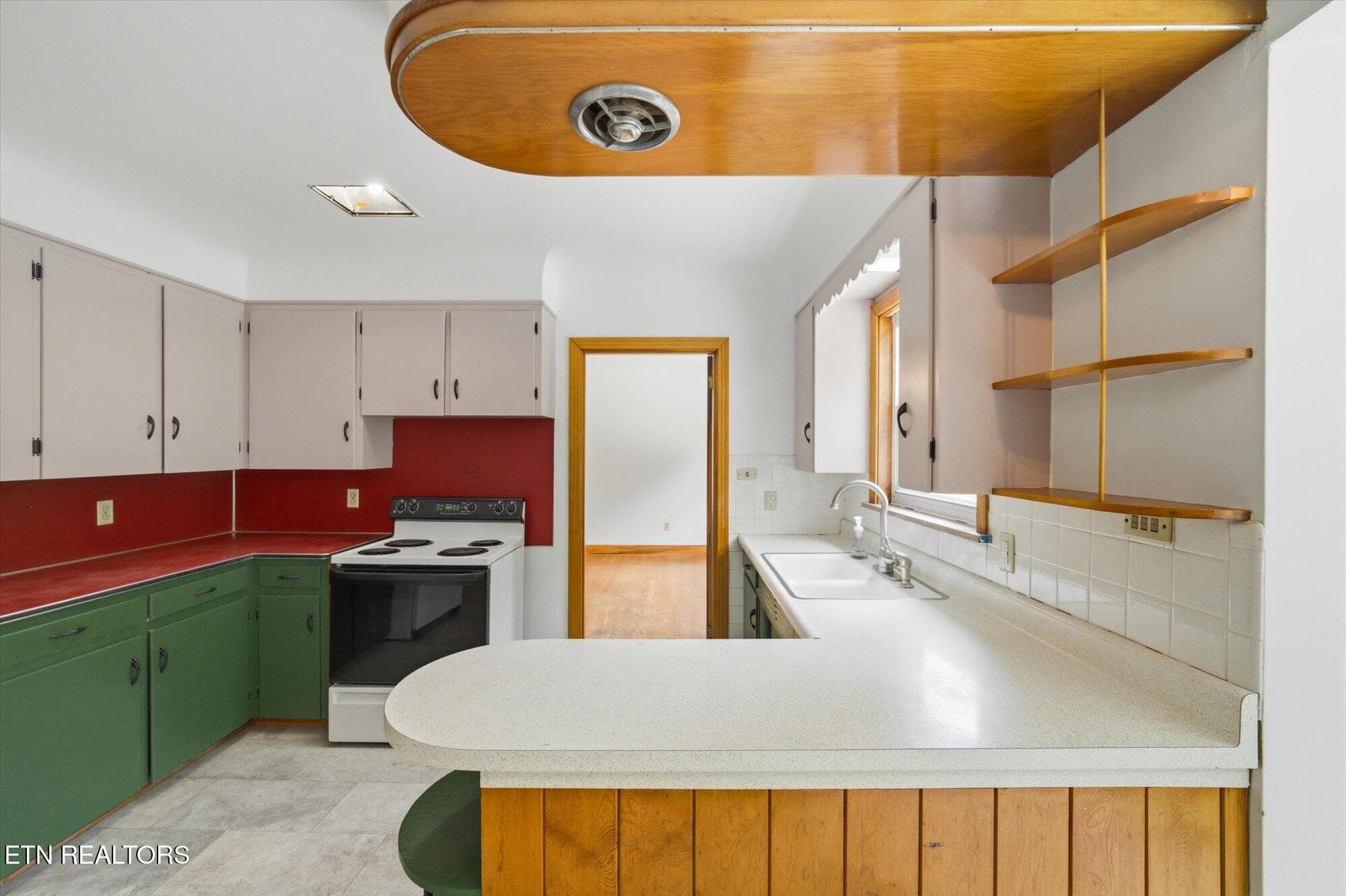 Kitchen - 5215 E Sunset Rd, Knoxville, TN 37914, Knoxville
