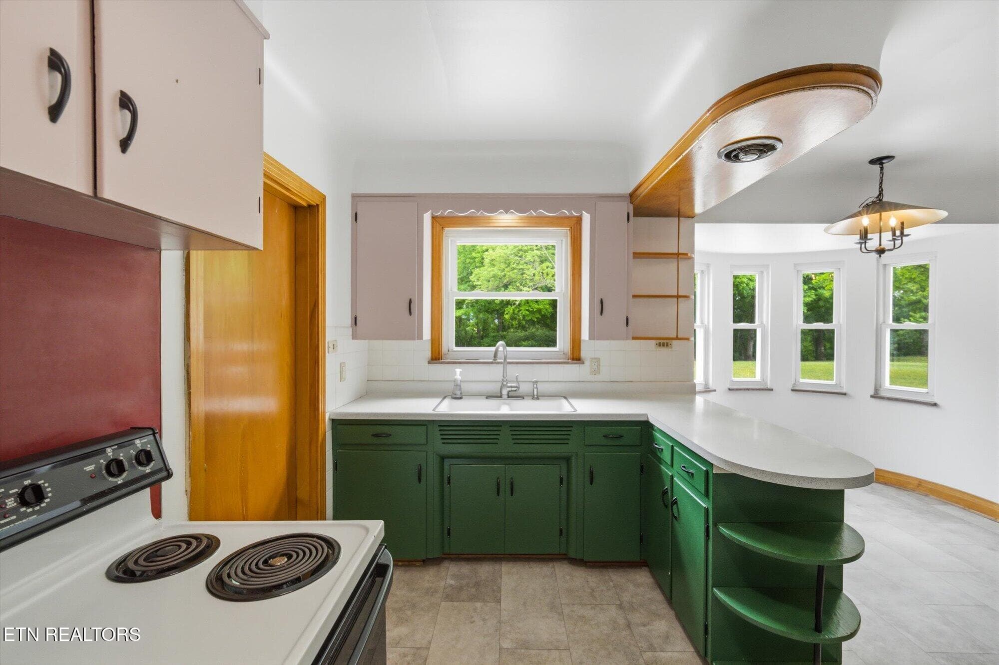 Kitchen - 5215 E Sunset Rd, Knoxville, TN 37914, Knoxville