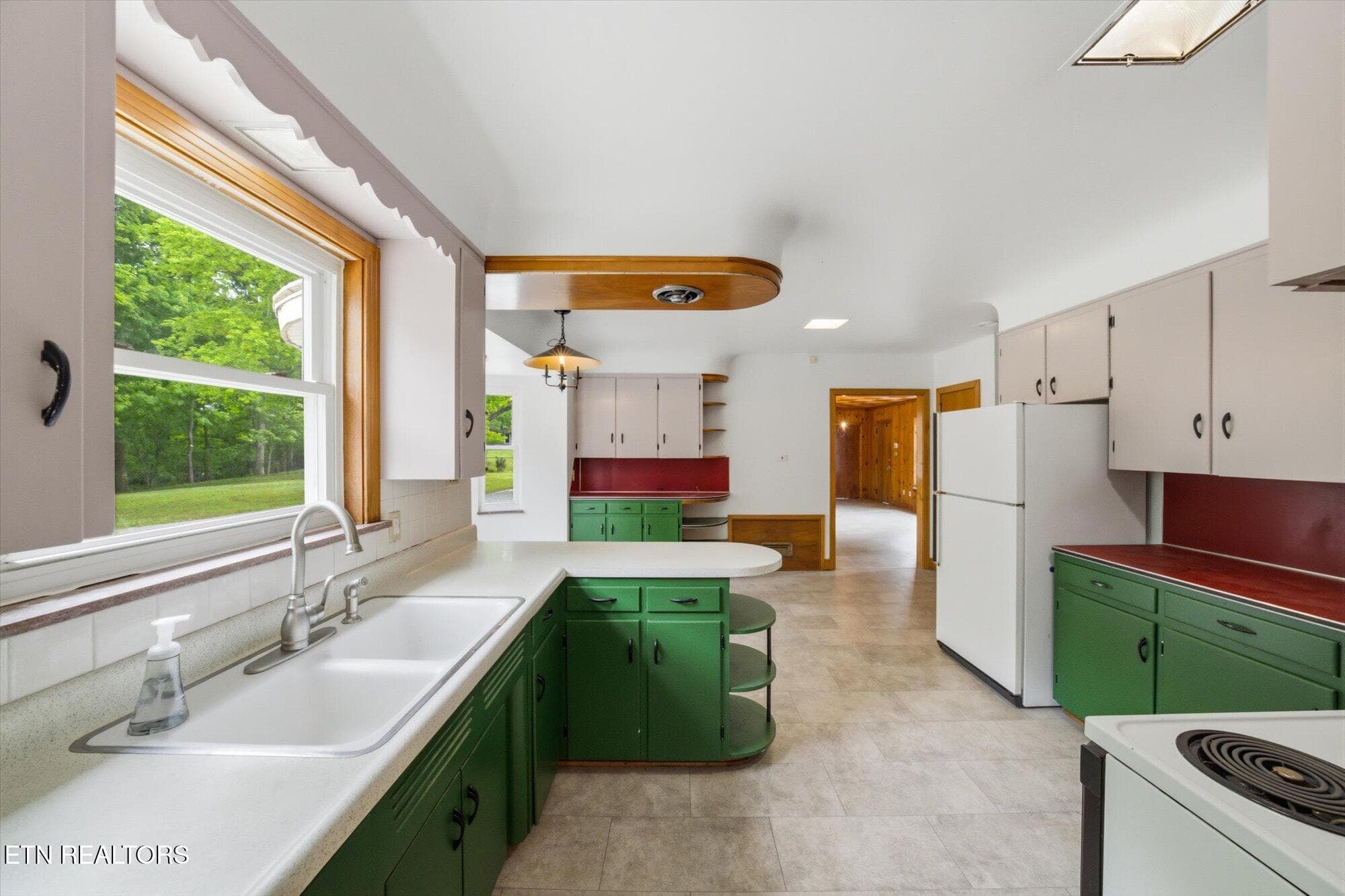 Kitchen - 5215 E Sunset Rd, Knoxville, TN 37914, Knoxville
