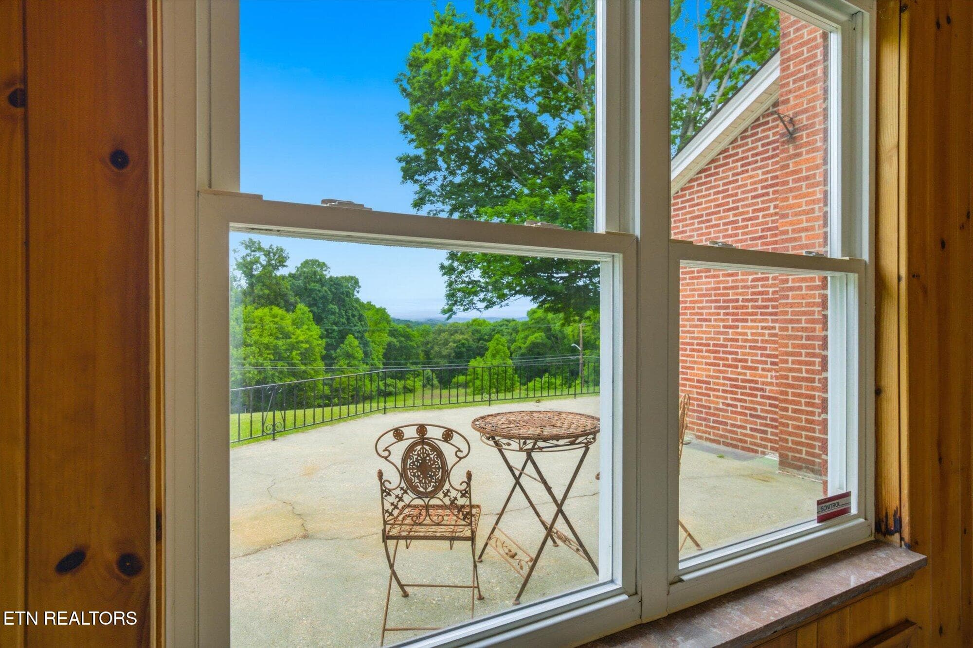 Den - 5215 E Sunset Rd, Knoxville, TN 37914, Knoxville