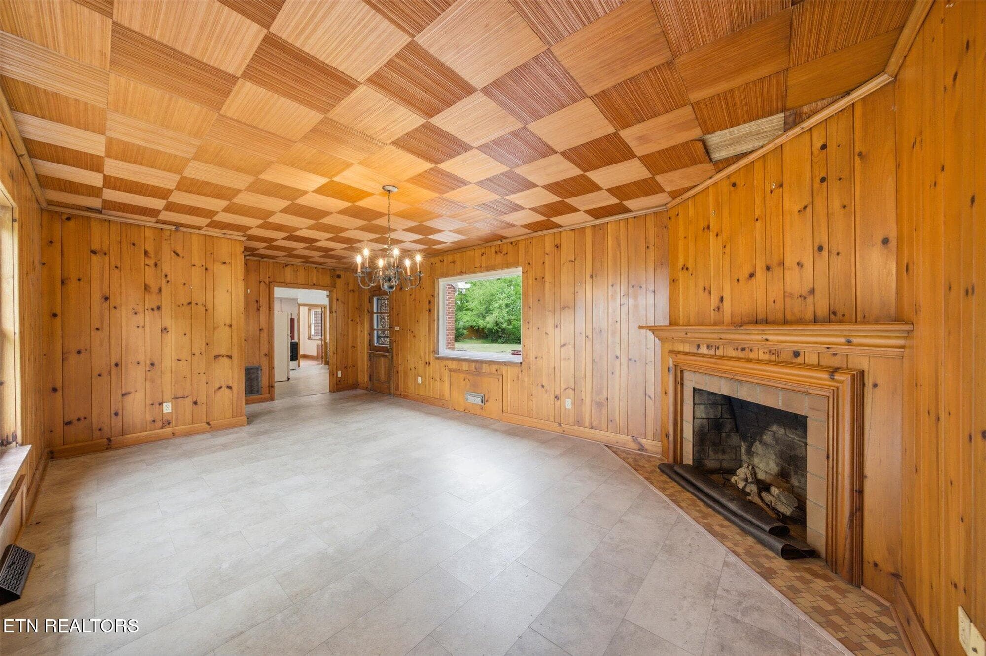 Den - 5215 E Sunset Rd, Knoxville, TN 37914, Knoxville