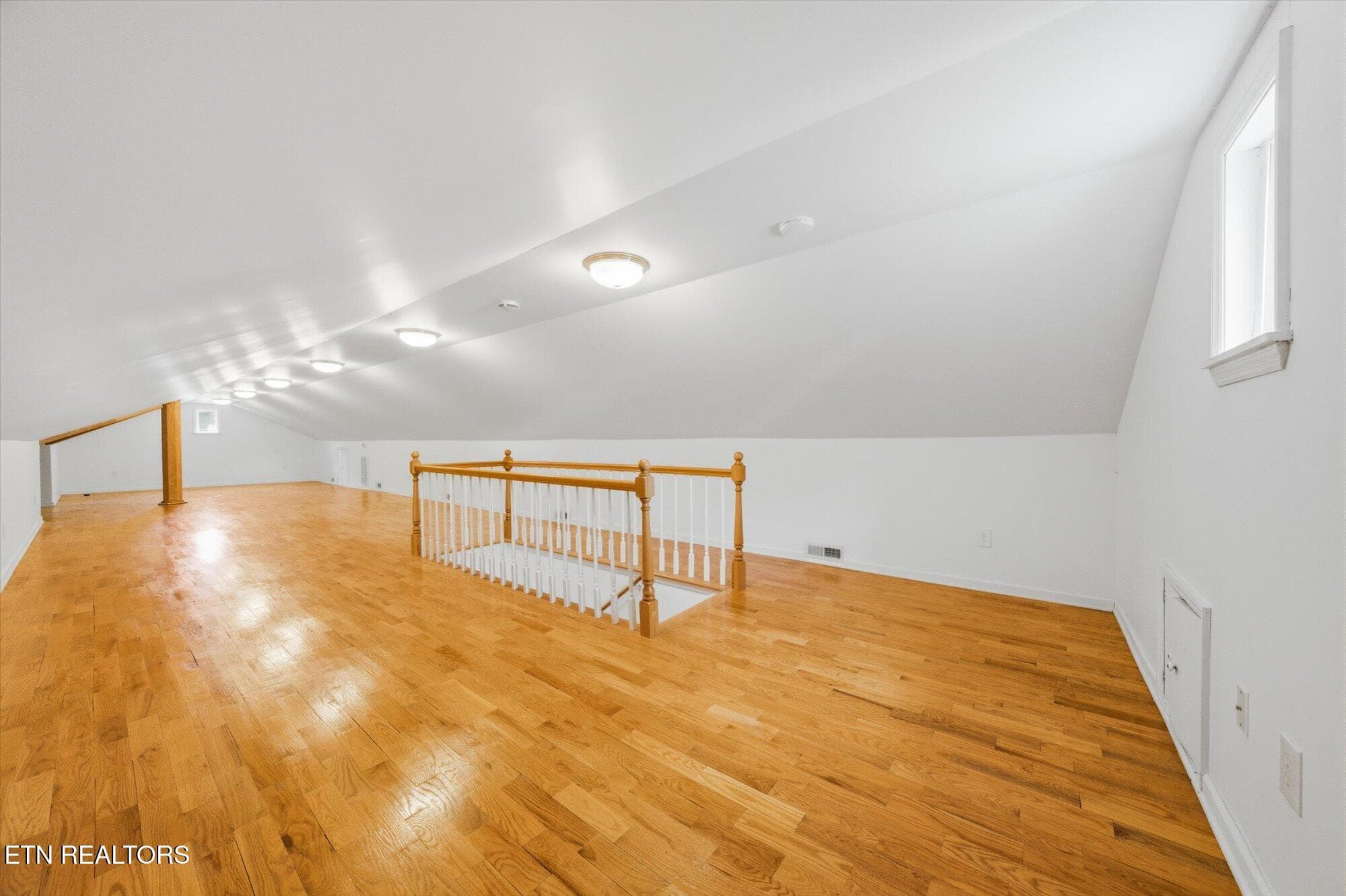 Upper Bonus Room - 5215 E Sunset Rd, Knoxville, TN 37914, Knoxville