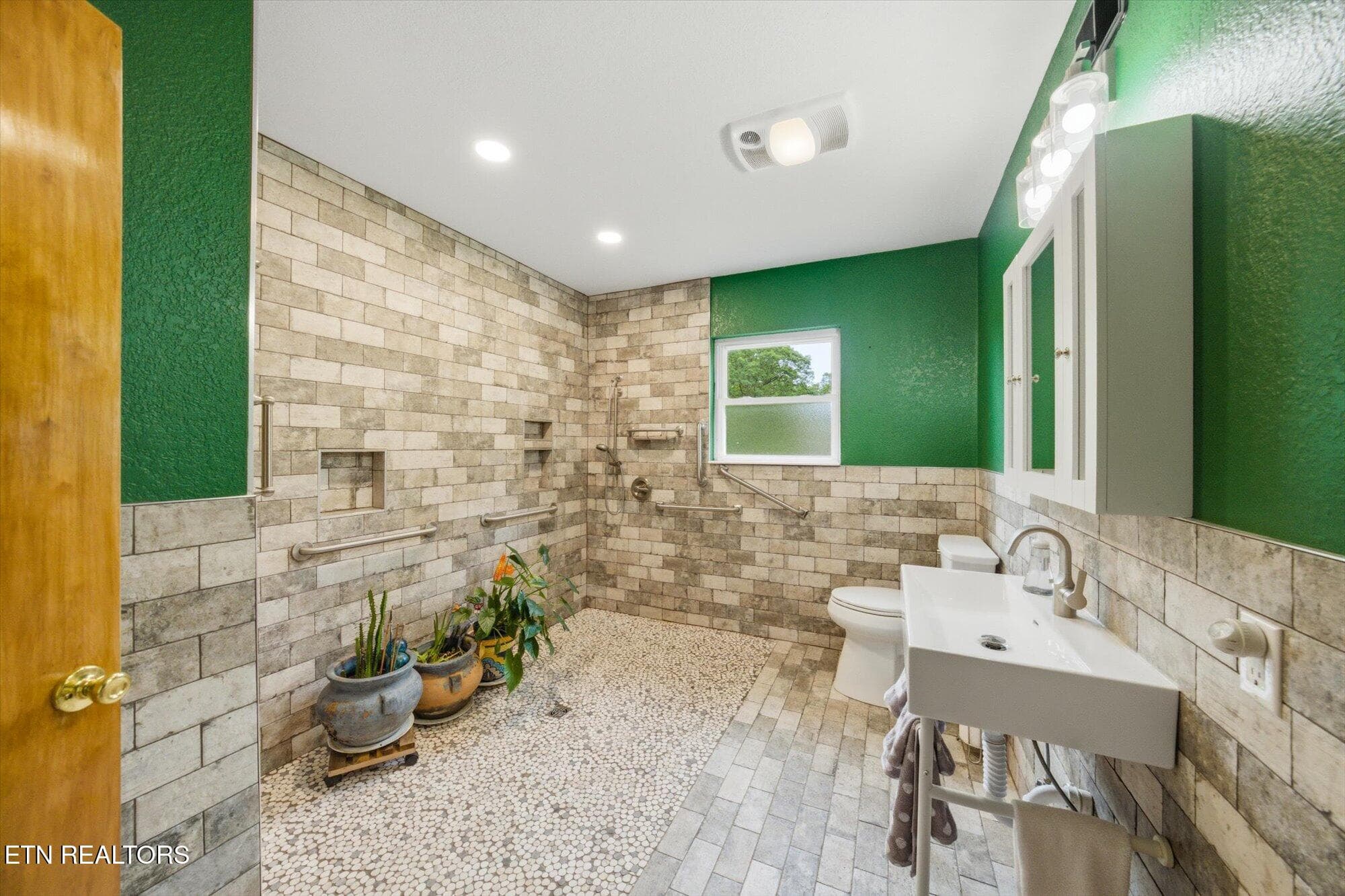 Primary Bath - 5215 E Sunset Rd, Knoxville, TN 37914, Knoxville