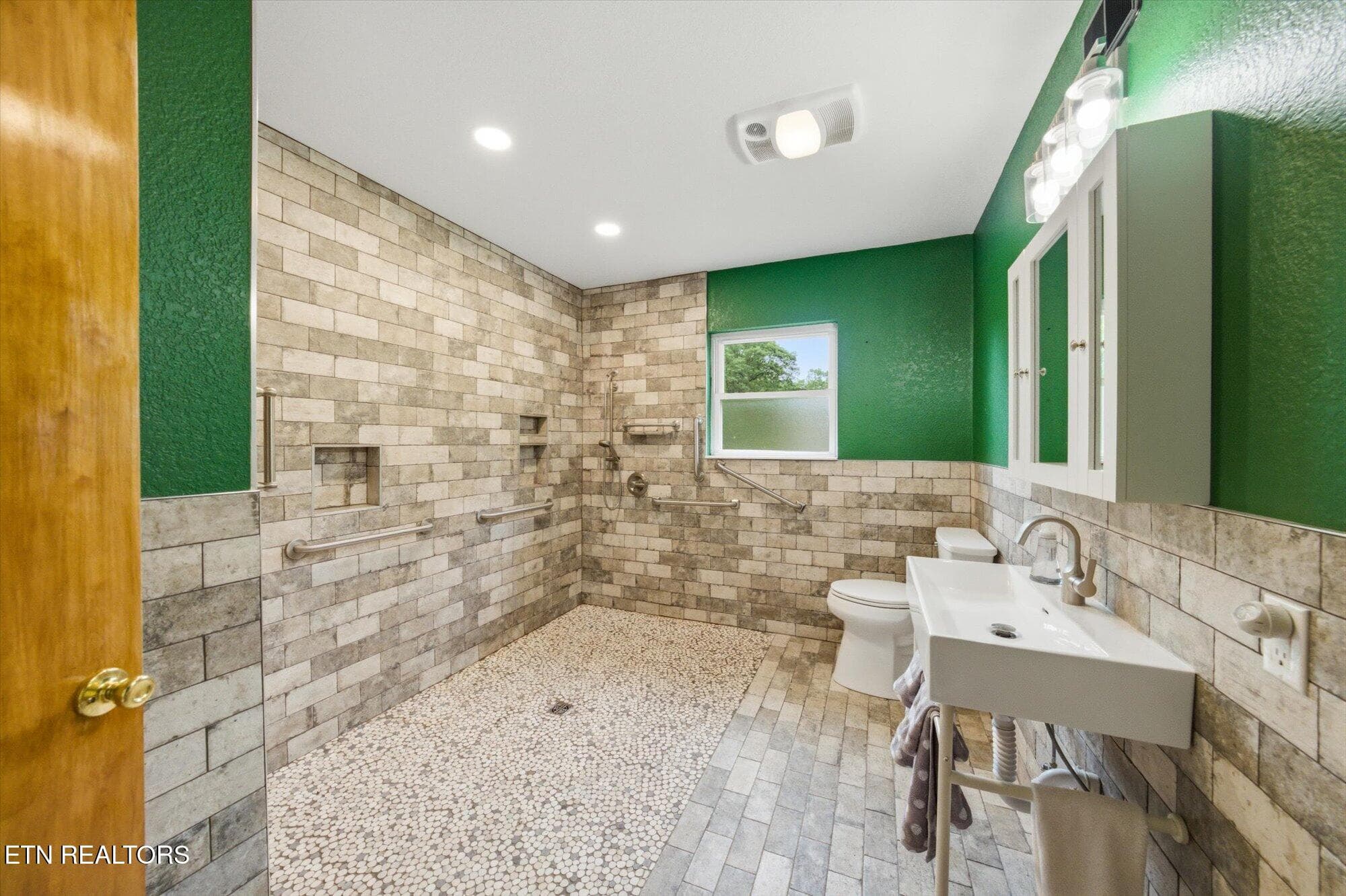 Primary Bath - 5215 E Sunset Rd, Knoxville, TN 37914, Knoxville
