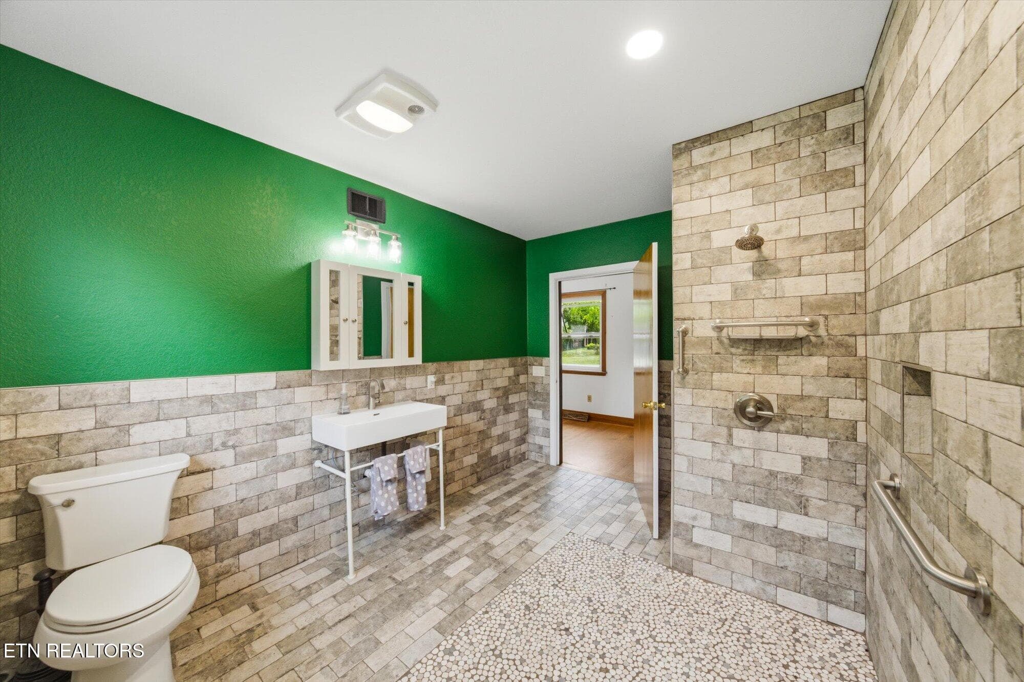 Primary Bath - 5215 E Sunset Rd, Knoxville, TN 37914, Knoxville