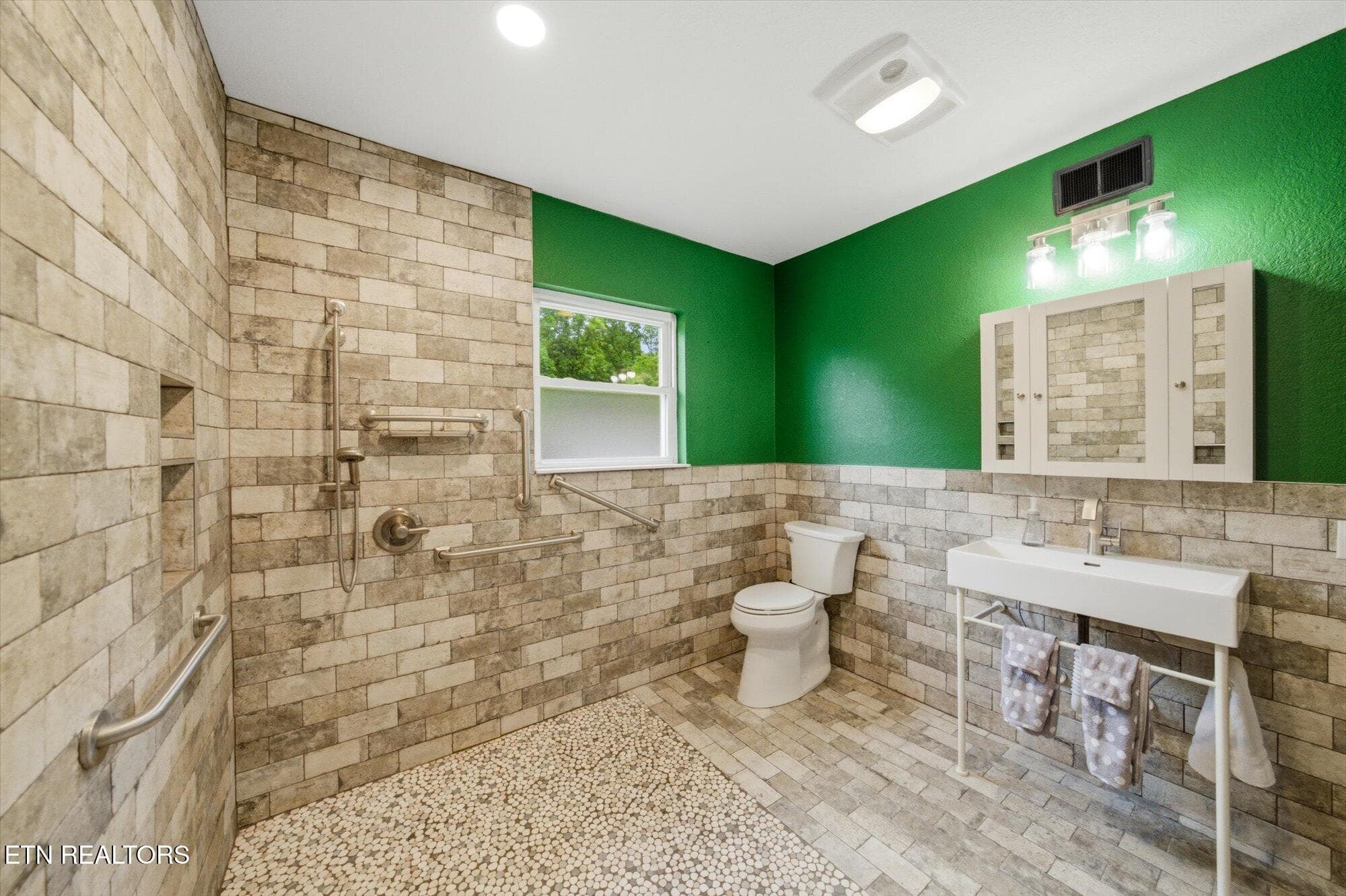 Primary Bath - 5215 E Sunset Rd, Knoxville, TN 37914, Knoxville