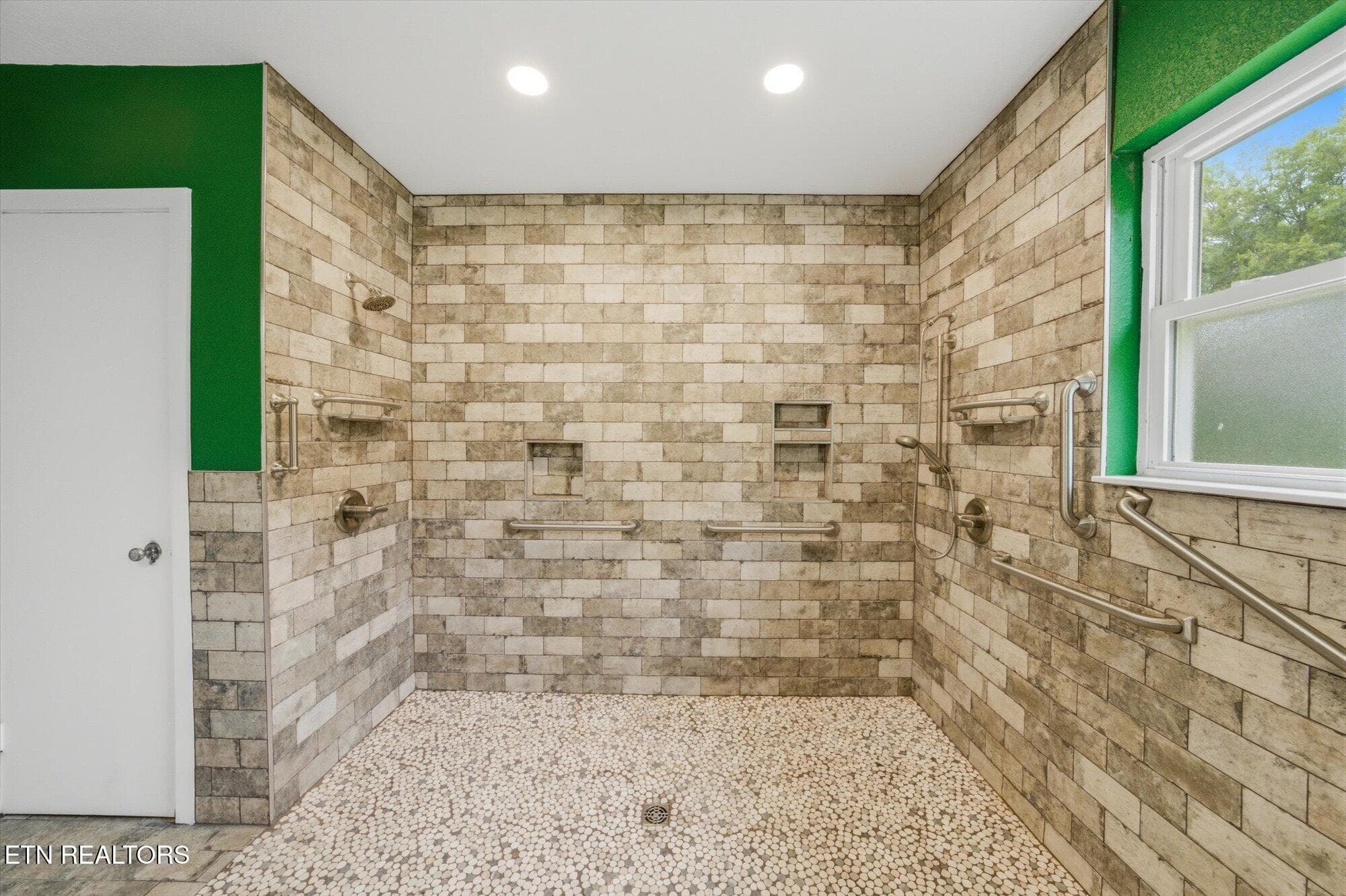 Primary Bath - 5215 E Sunset Rd, Knoxville, TN 37914, Knoxville