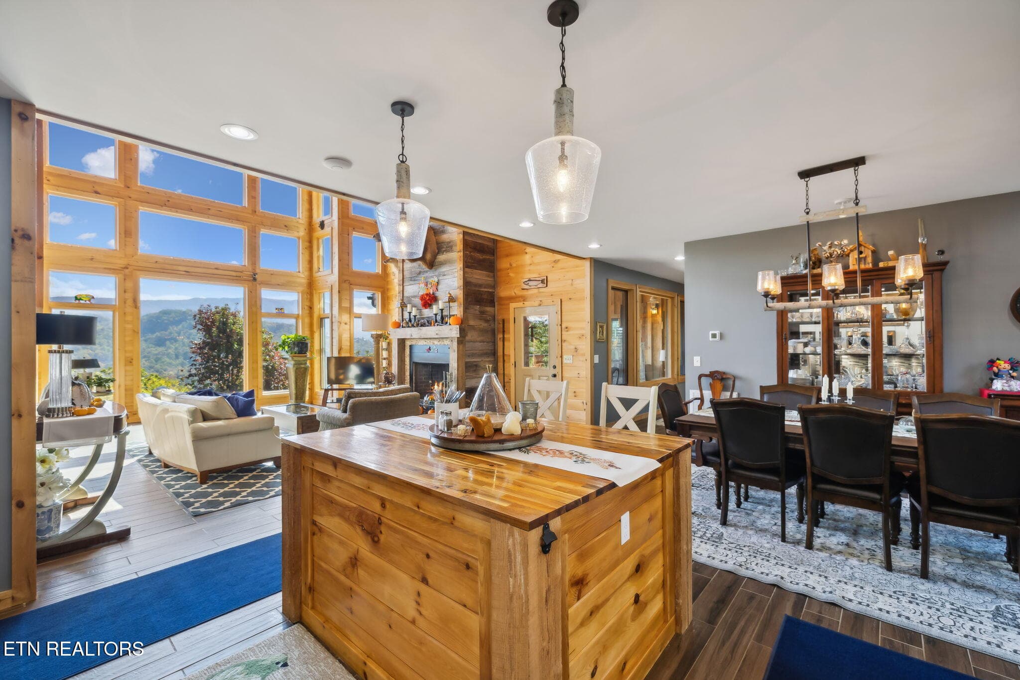 Kitchen island/dining - 1642 Little Cove Rd, Sevierville, TN 37862