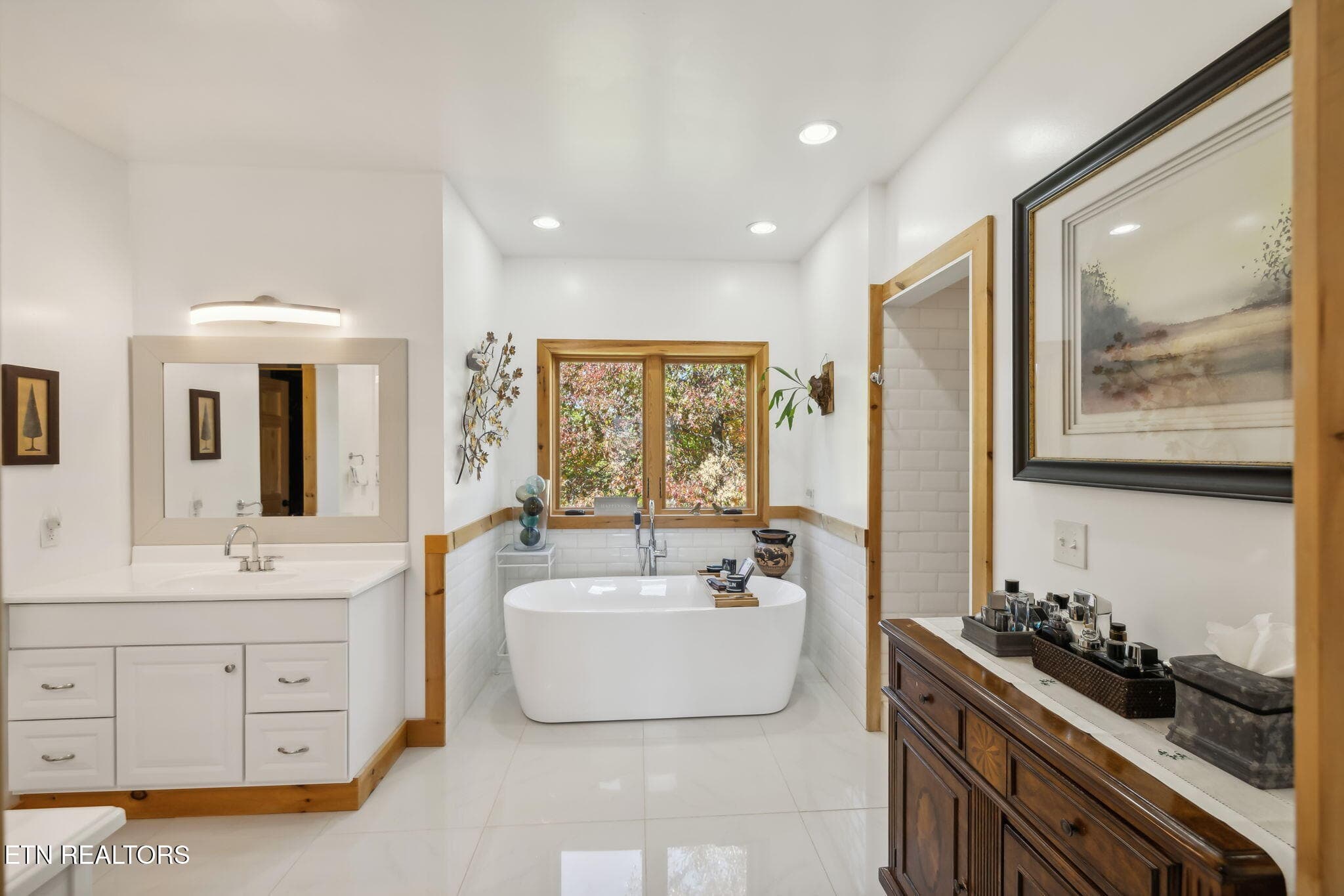 Main level master bath - 1642 Little Cove Rd, Sevierville, TN 37862