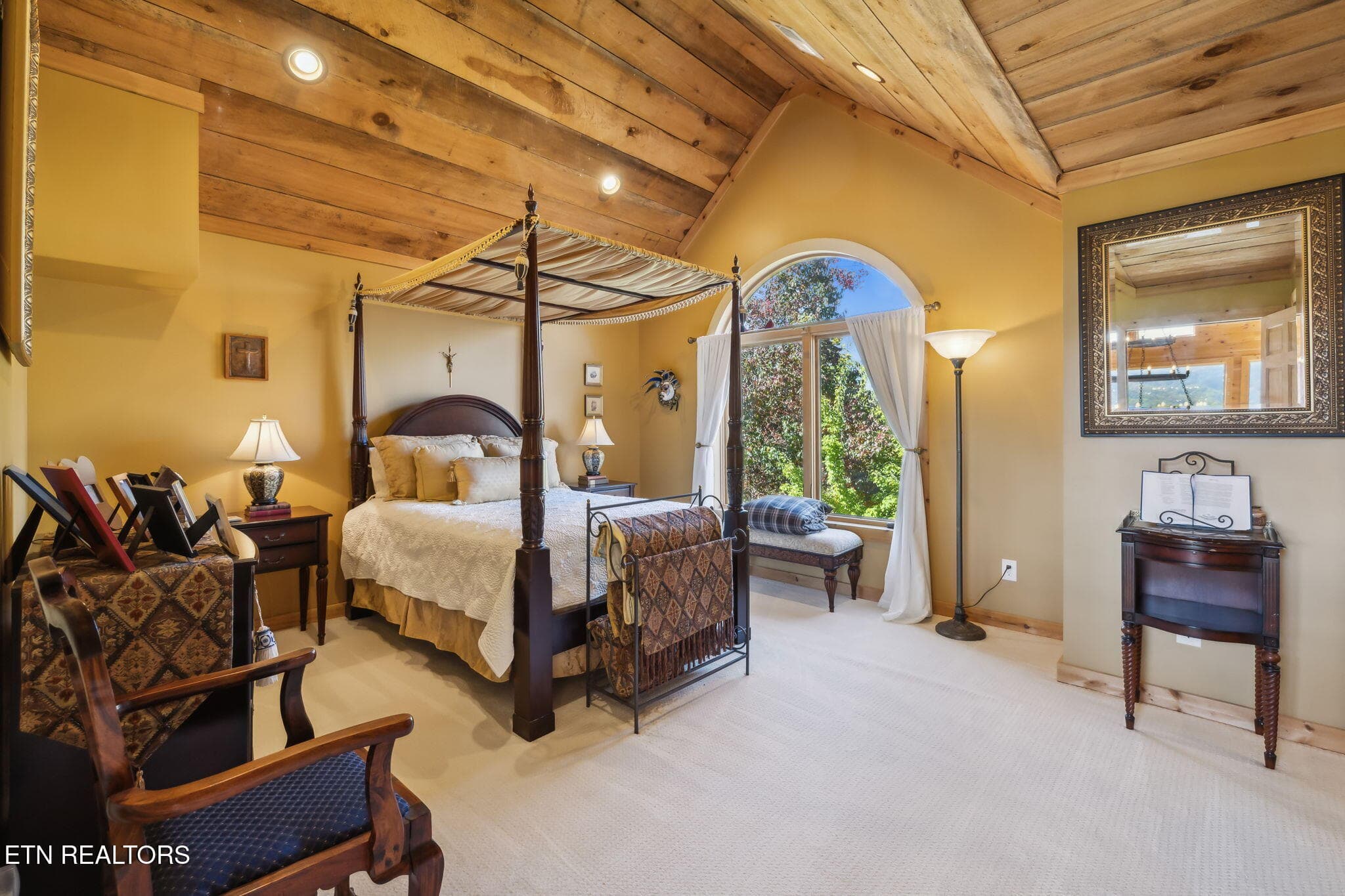 Upper suite 1 - 1642 Little Cove Rd, Sevierville, TN 37862