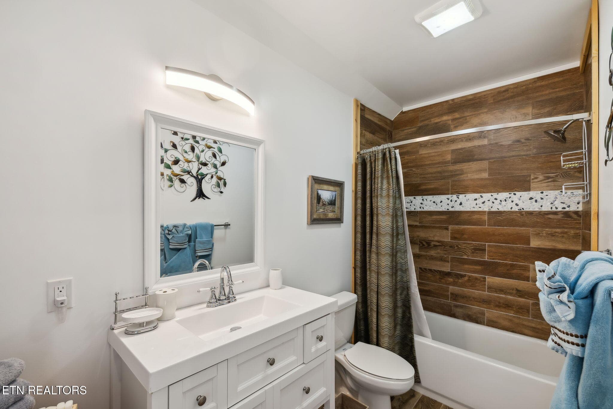 Upper suite 1 bath - 1642 Little Cove Rd, Sevierville, TN 37862
