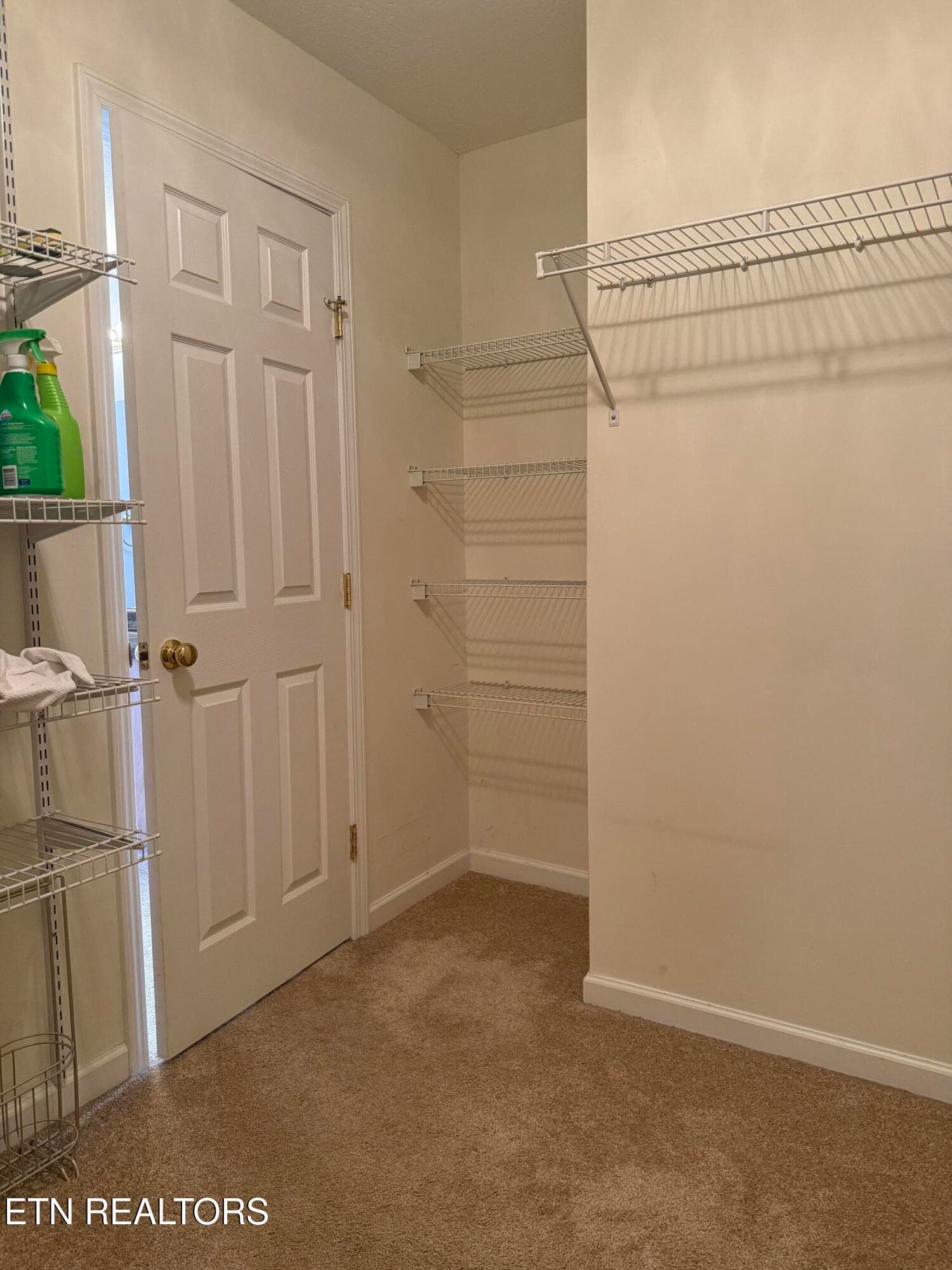 Owners Closet 1 - 7847 Dawnview Rd, Powell, TN 37849