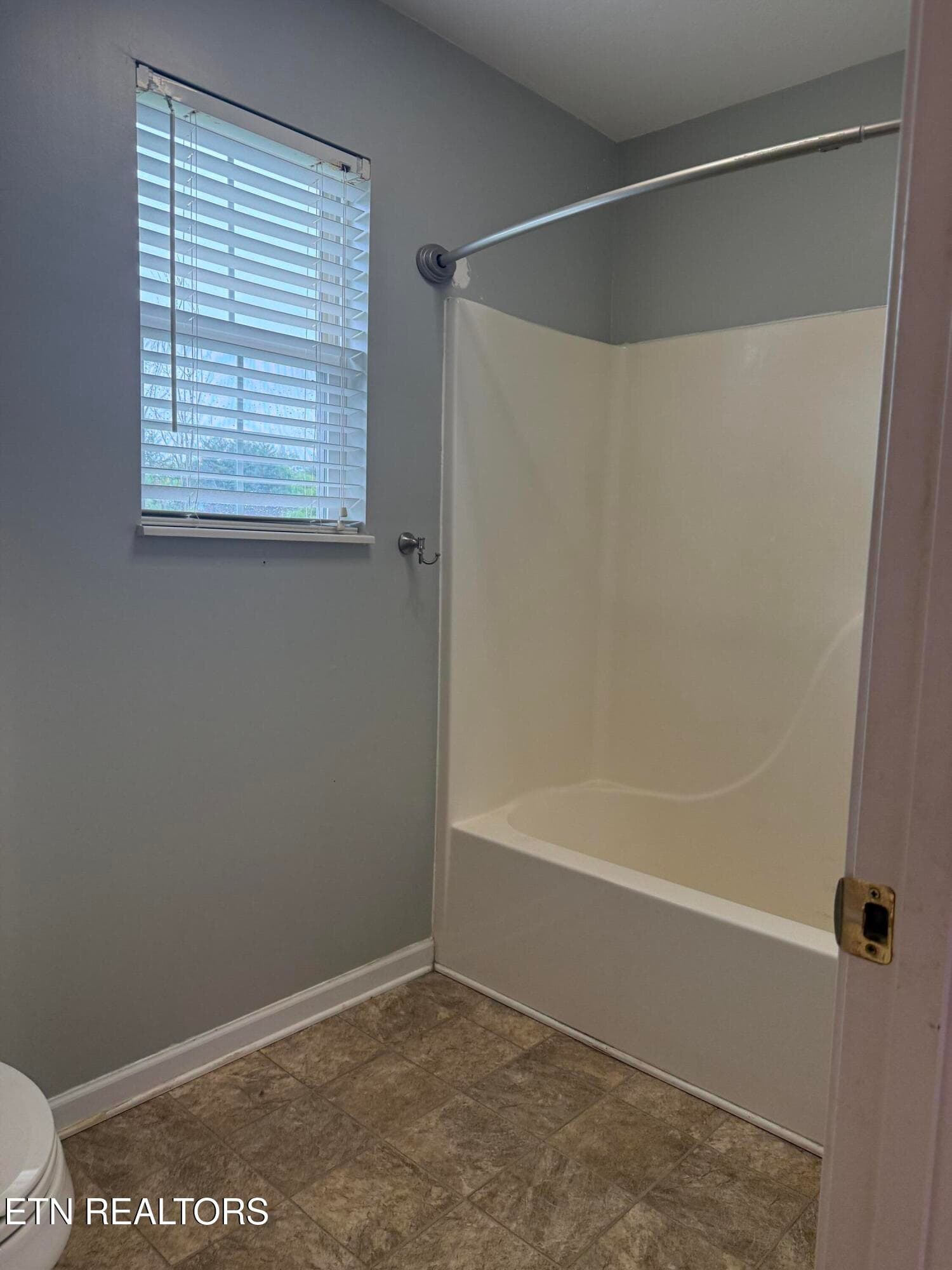 Owners Bath - 7847 Dawnview Rd, Powell, TN 37849