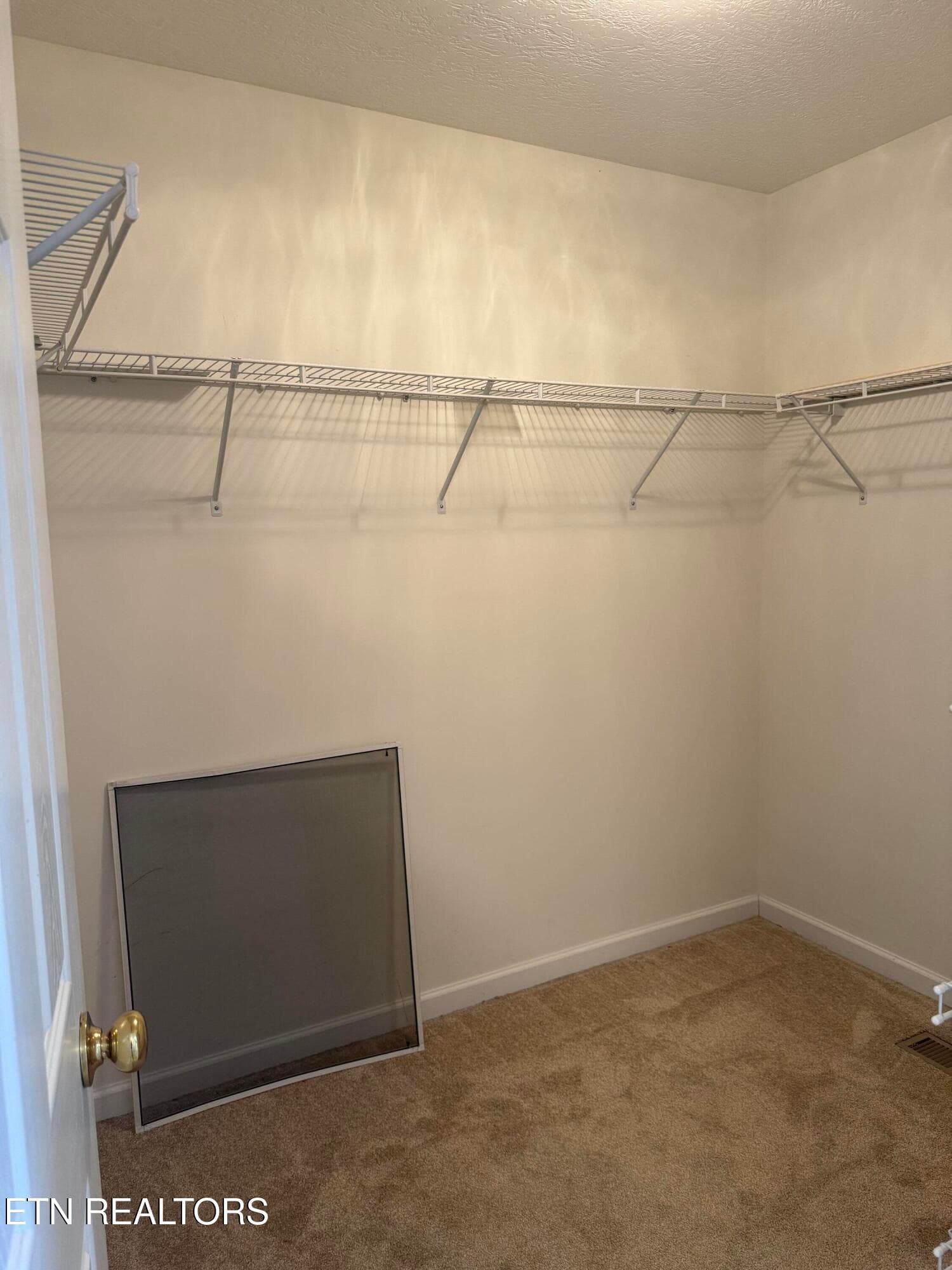 Owners Closet 2 - 7847 Dawnview Rd, Powell, TN 37849