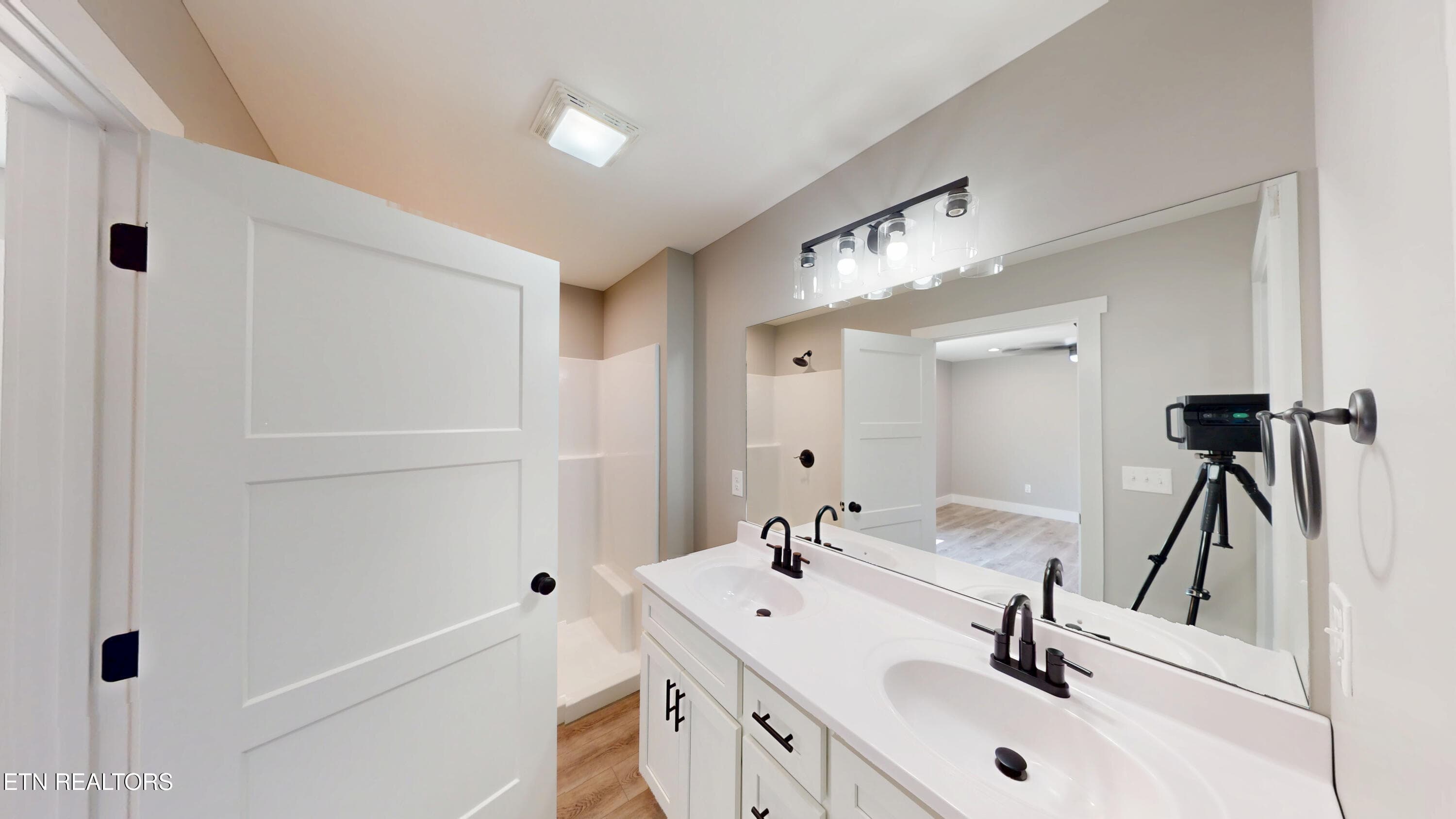 12-Master Bathroom 1 - 328 Sunny View Rd, Dayton, TN 37321