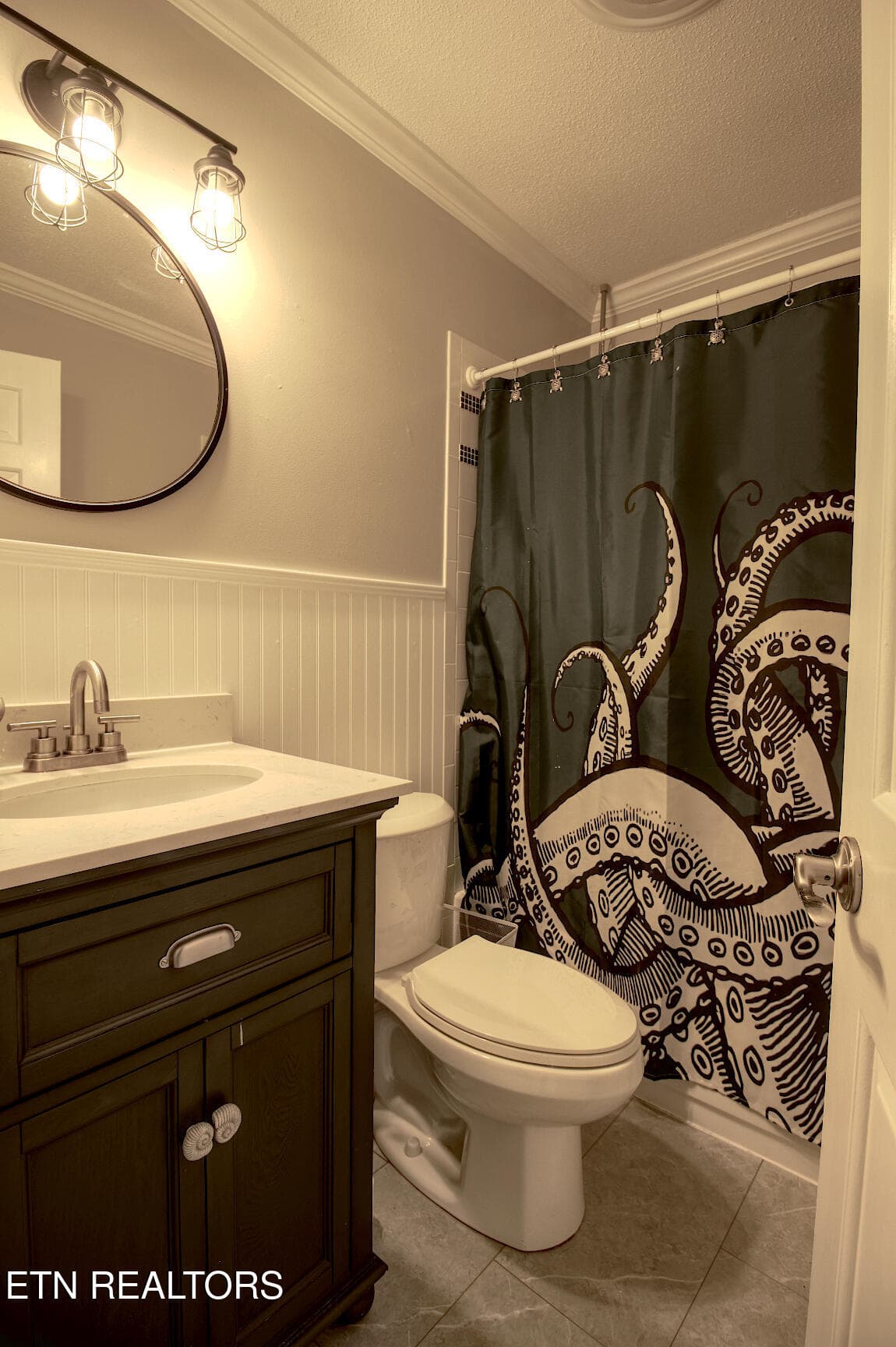 Hall Bath - 5801 Outer Drive, Knoxville, TN 37921, Knoxville