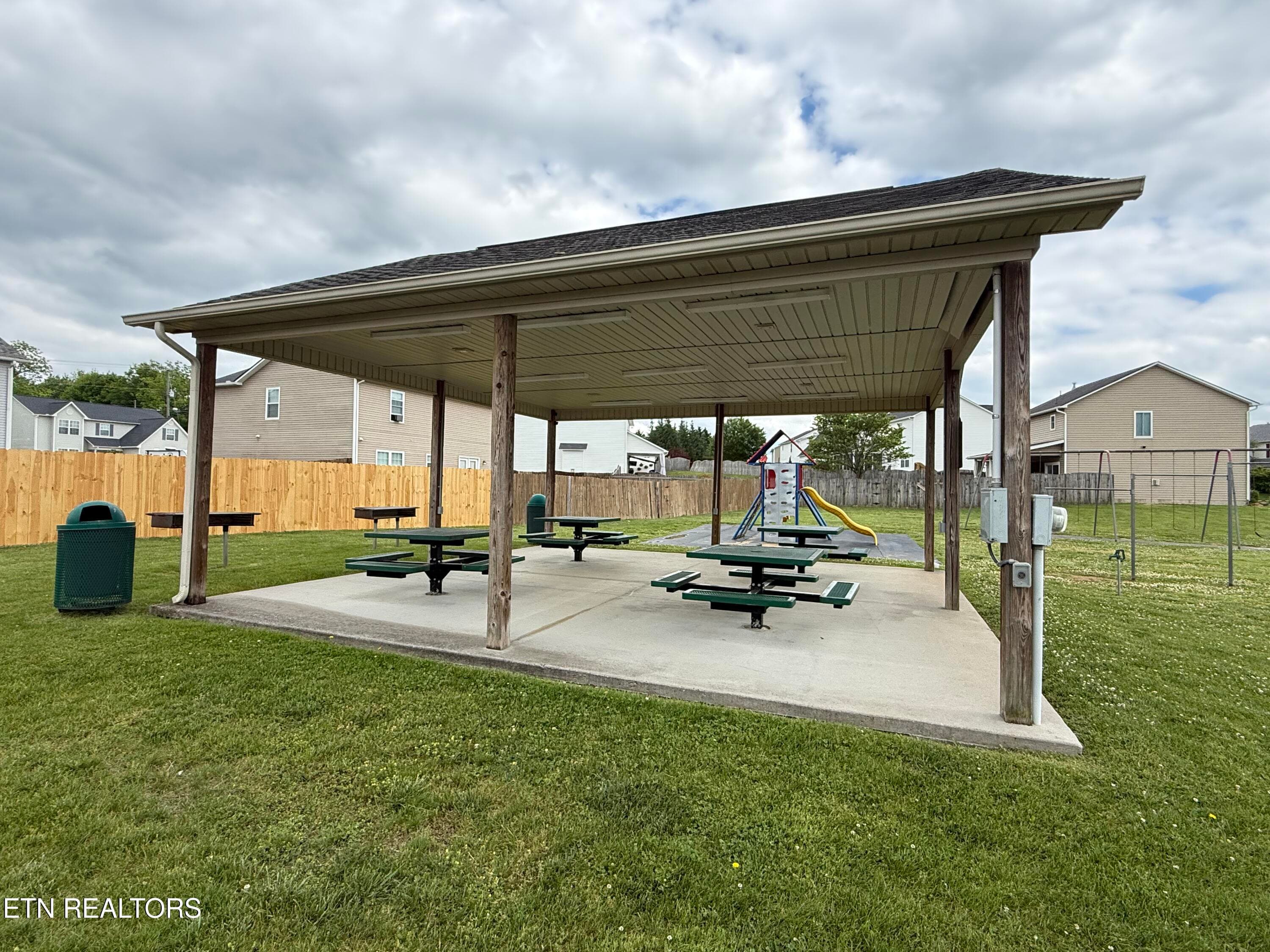 Public Area 2 - 7847 Dawnview Rd, Powell, TN 37849