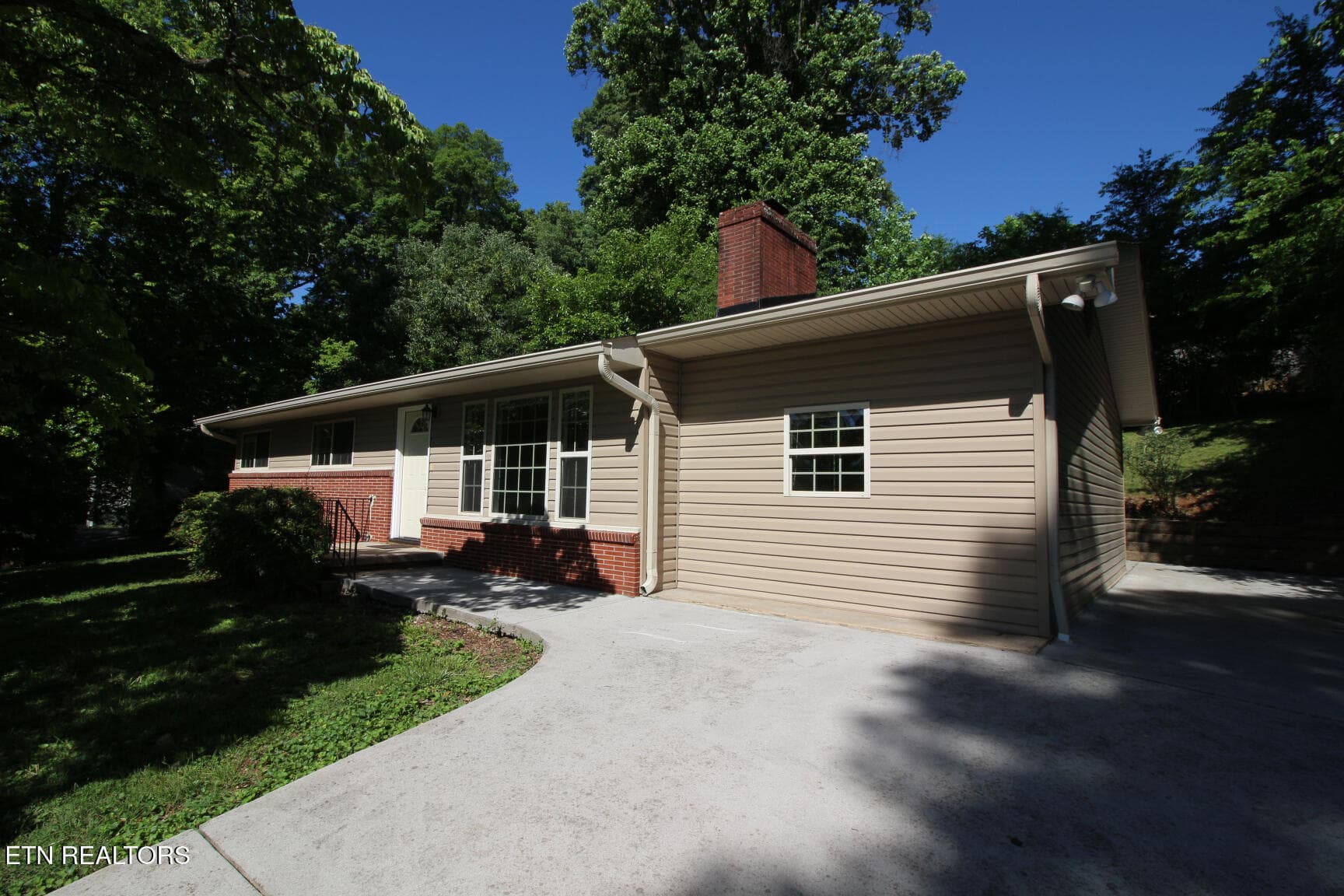 6" Gutters w/Guards - 1603 Hope Way, Knoxville, TN 37909, Knoxville