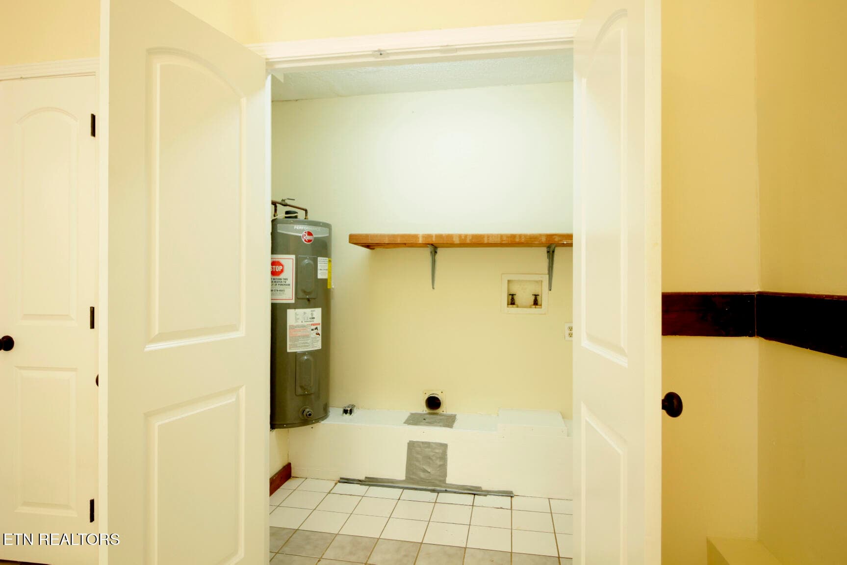 Laundry Closet & Water Heater - 1603 Hope Way, Knoxville, TN 37909, Knoxville