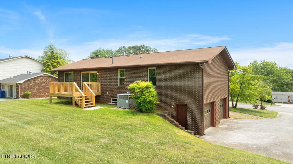 Spacious & Flat Backyard - 4309 Hicken Rd, Knoxville, TN 37938