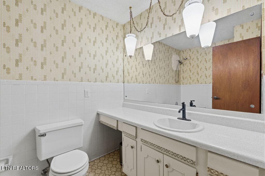 Bathroom 2 - 4309 Hicken Rd, Knoxville, TN 37938