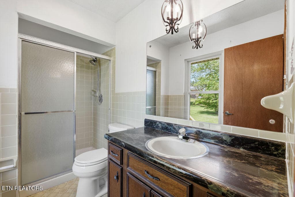 Primary Bathroom - 4309 Hicken Rd, Knoxville, TN 37938