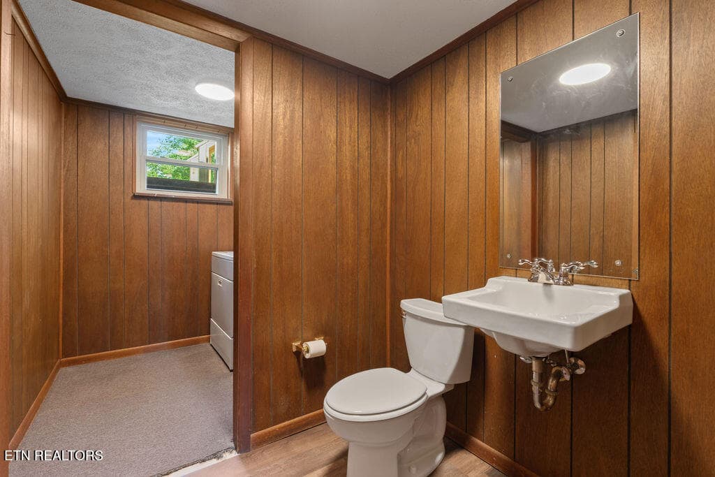 Half Bathroom - 4309 Hicken Rd, Knoxville, TN 37938