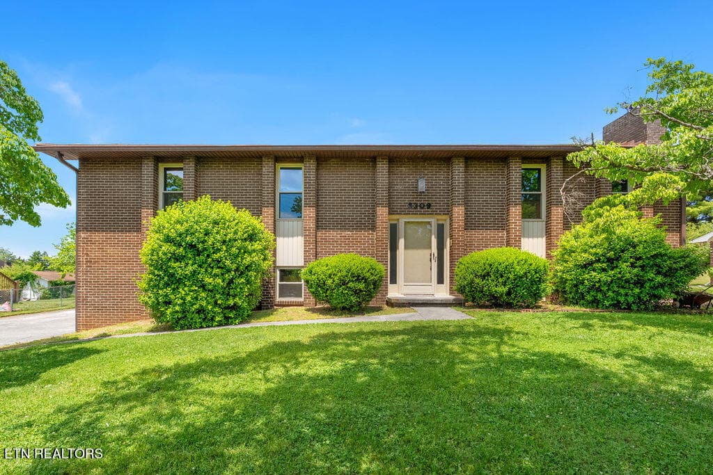 All-Brick Split Foyer - 4309 Hicken Rd, Knoxville, TN 37938