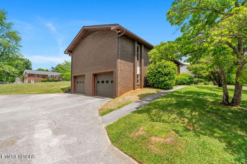 Oversized 2-Car Garage - 4309 Hicken Rd, Knoxville, TN 37938
