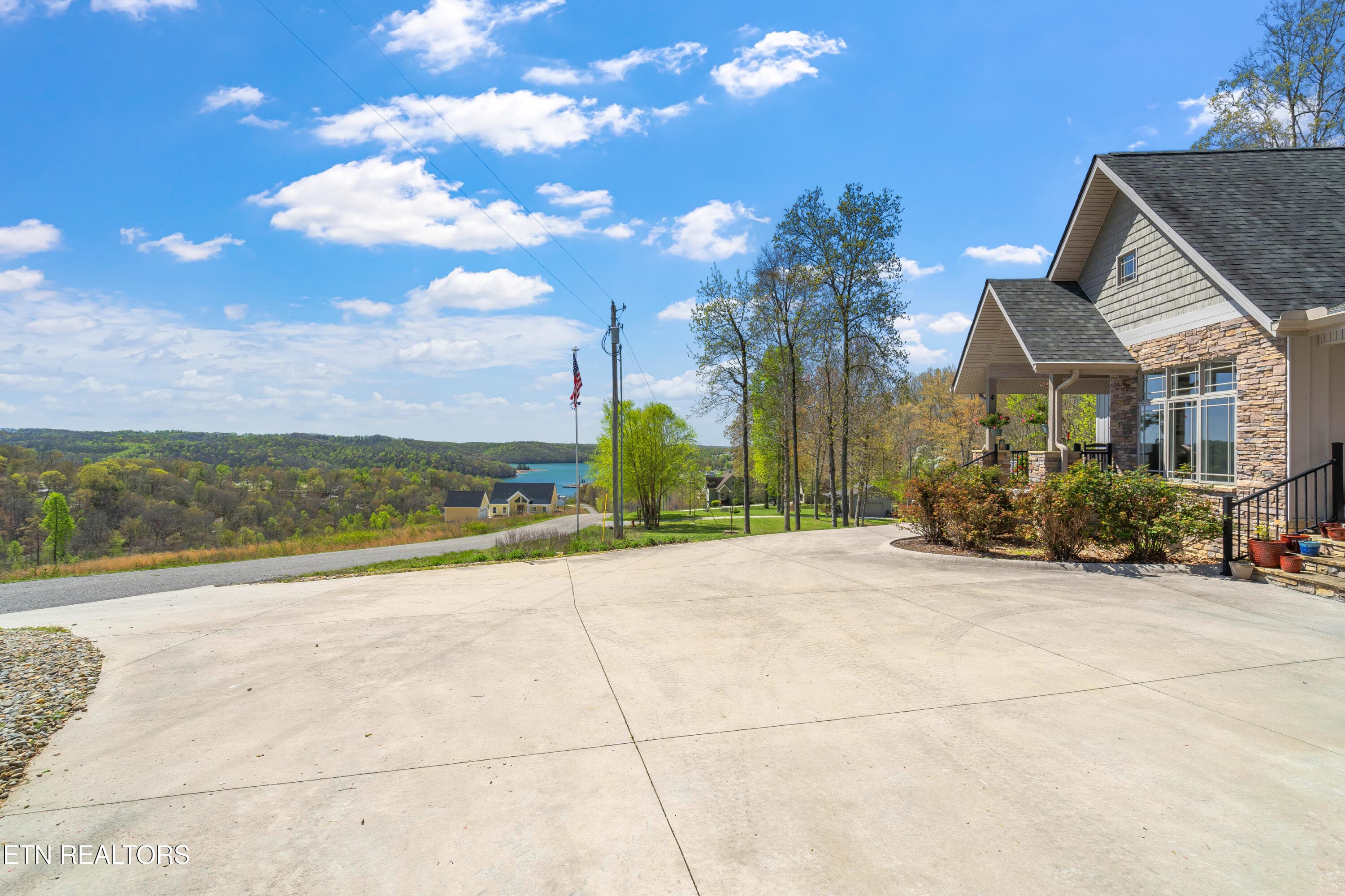 LOTS OF PARKING - 195 Kennedys Lp, LaFollette, TN 37766