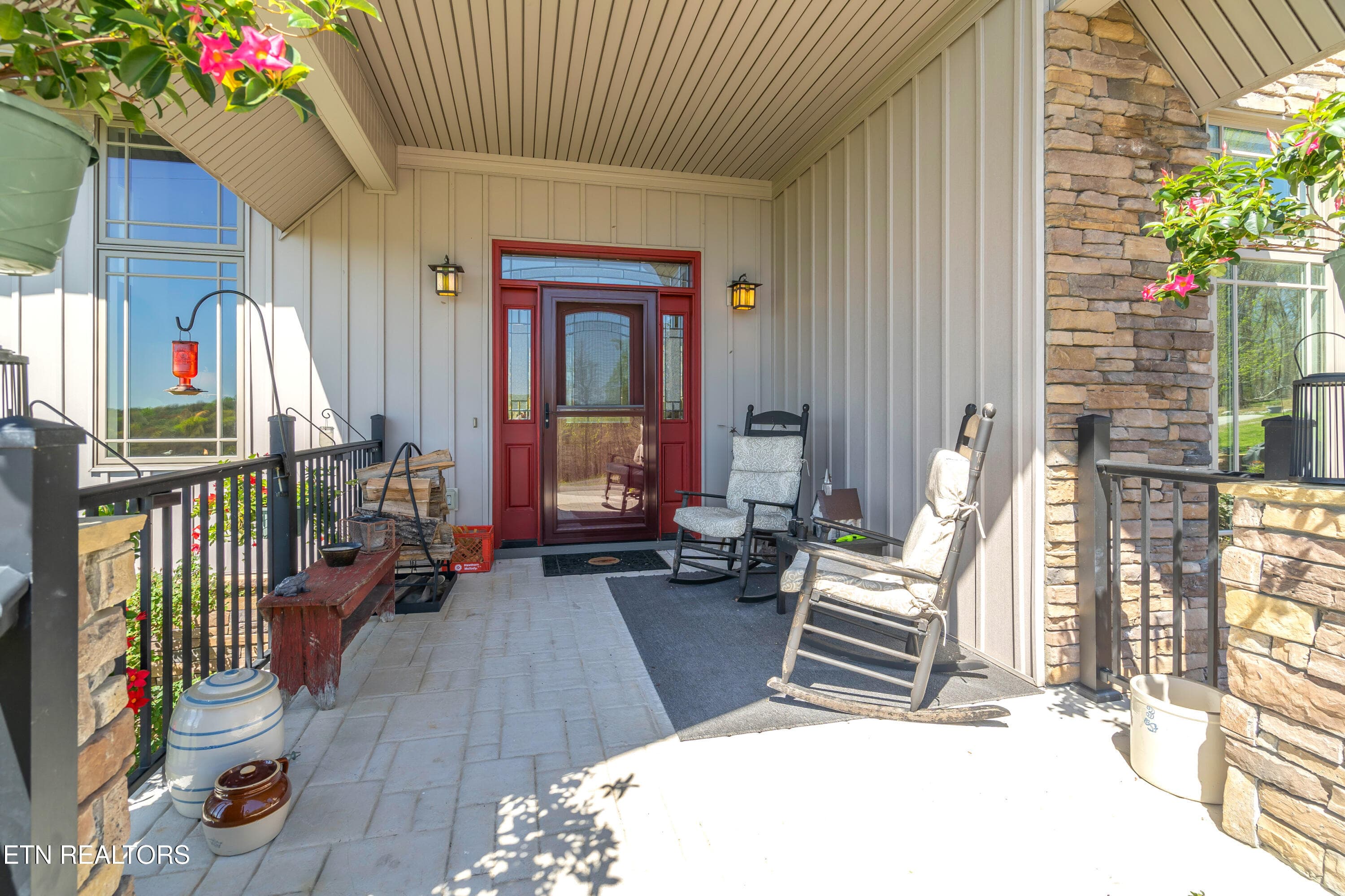 FRONT PORCH CONVERSATION - 195 Kennedys Lp, LaFollette, TN 37766