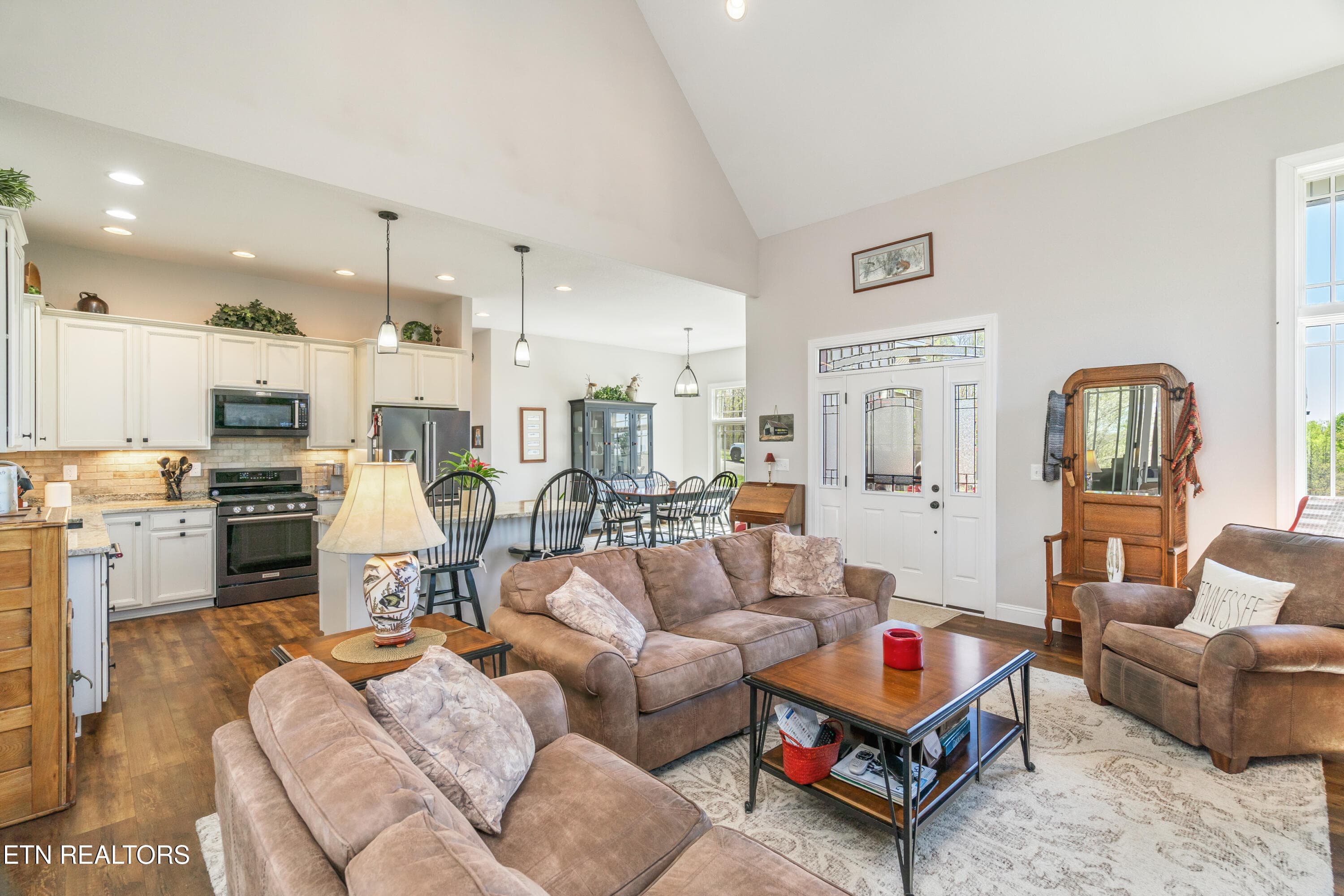 COME IN AND TAKE A SEAT - 195 Kennedys Lp, LaFollette, TN 37766
