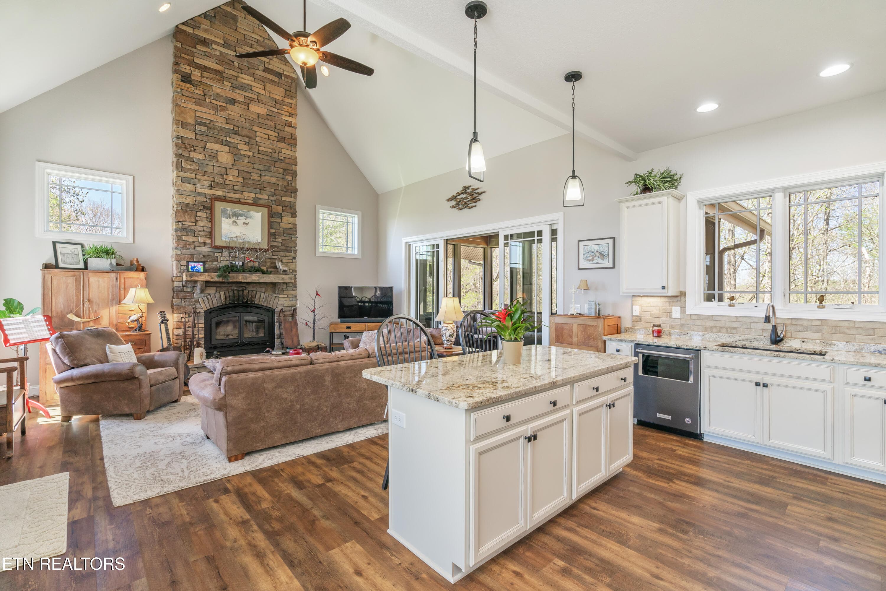 PERFECT FOR ENTERTAINING - 195 Kennedys Lp, LaFollette, TN 37766