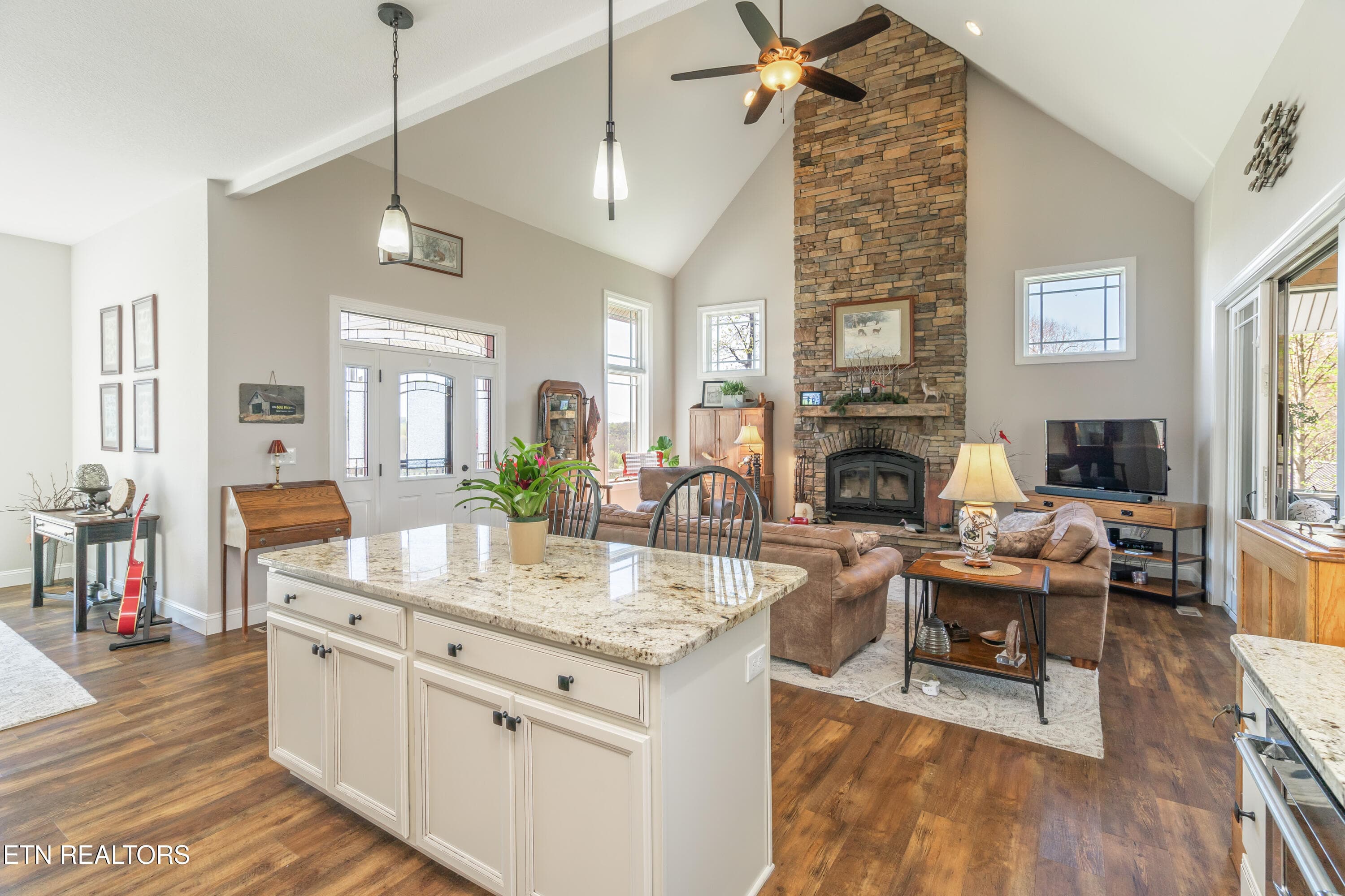 GORGEOUS HARDWAOOD FLOORS - 195 Kennedys Lp, LaFollette, TN 37766