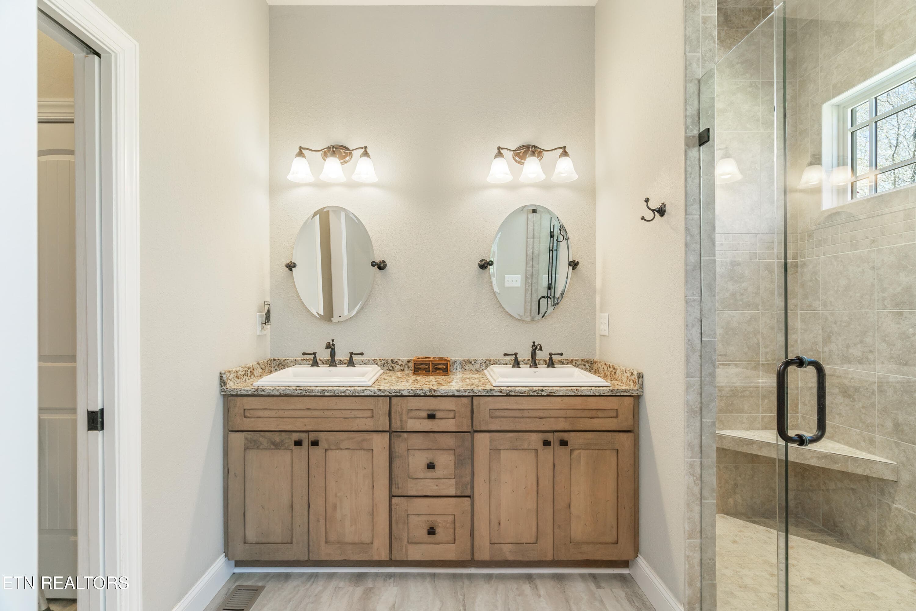 MASTER BATH - 195 Kennedys Lp, LaFollette, TN 37766