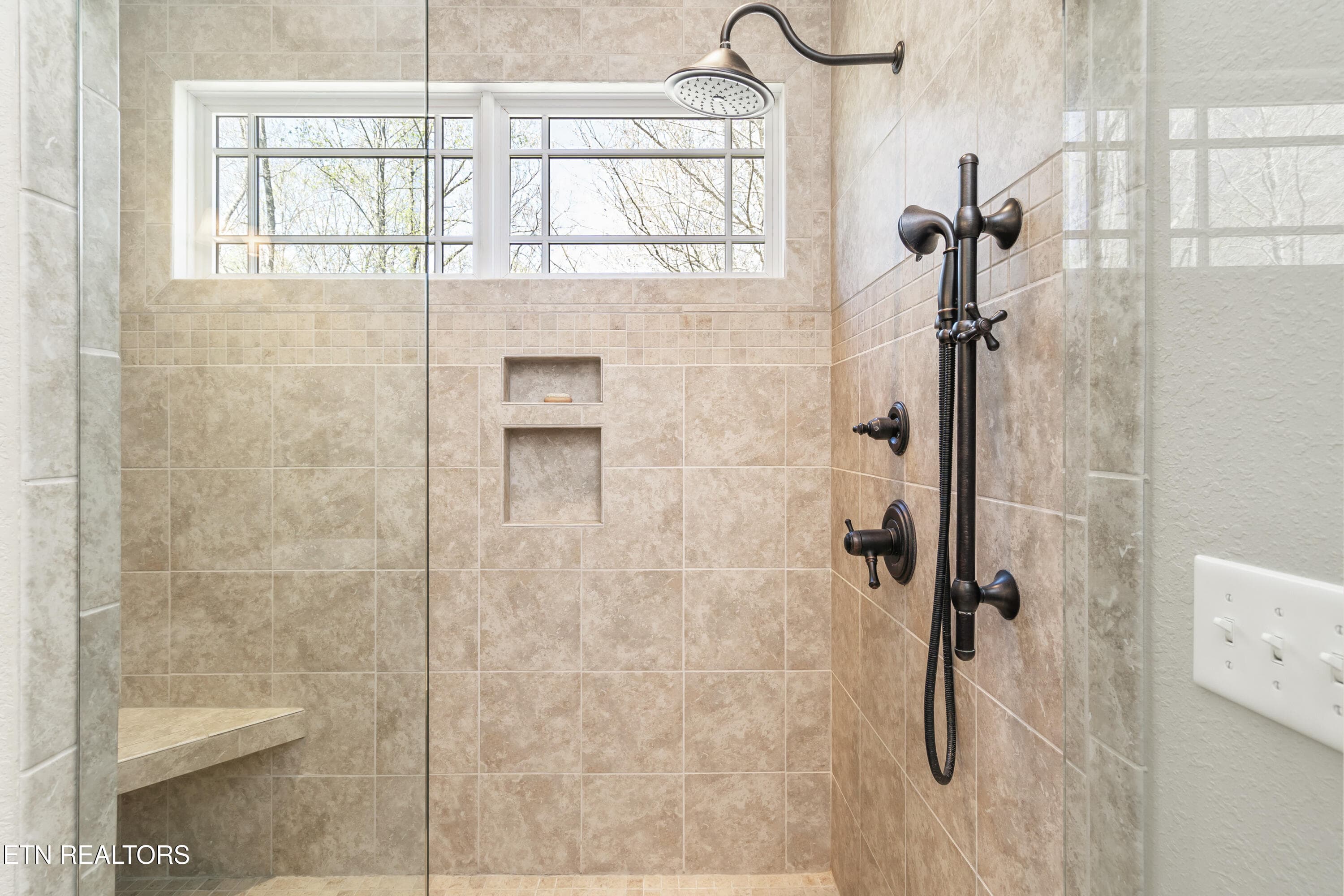 STEP IN SHOWER - 195 Kennedys Lp, LaFollette, TN 37766